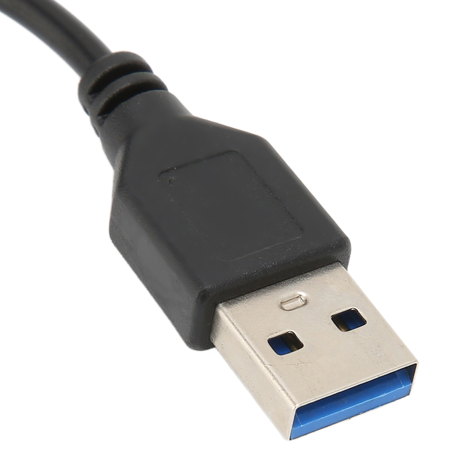 Ein schwarzer USB 3.0-Anschluss mit einem silberfarbenen Metallende. Das Kabel ist ebenfalls schwarz, der Hintergrund ist weiß.