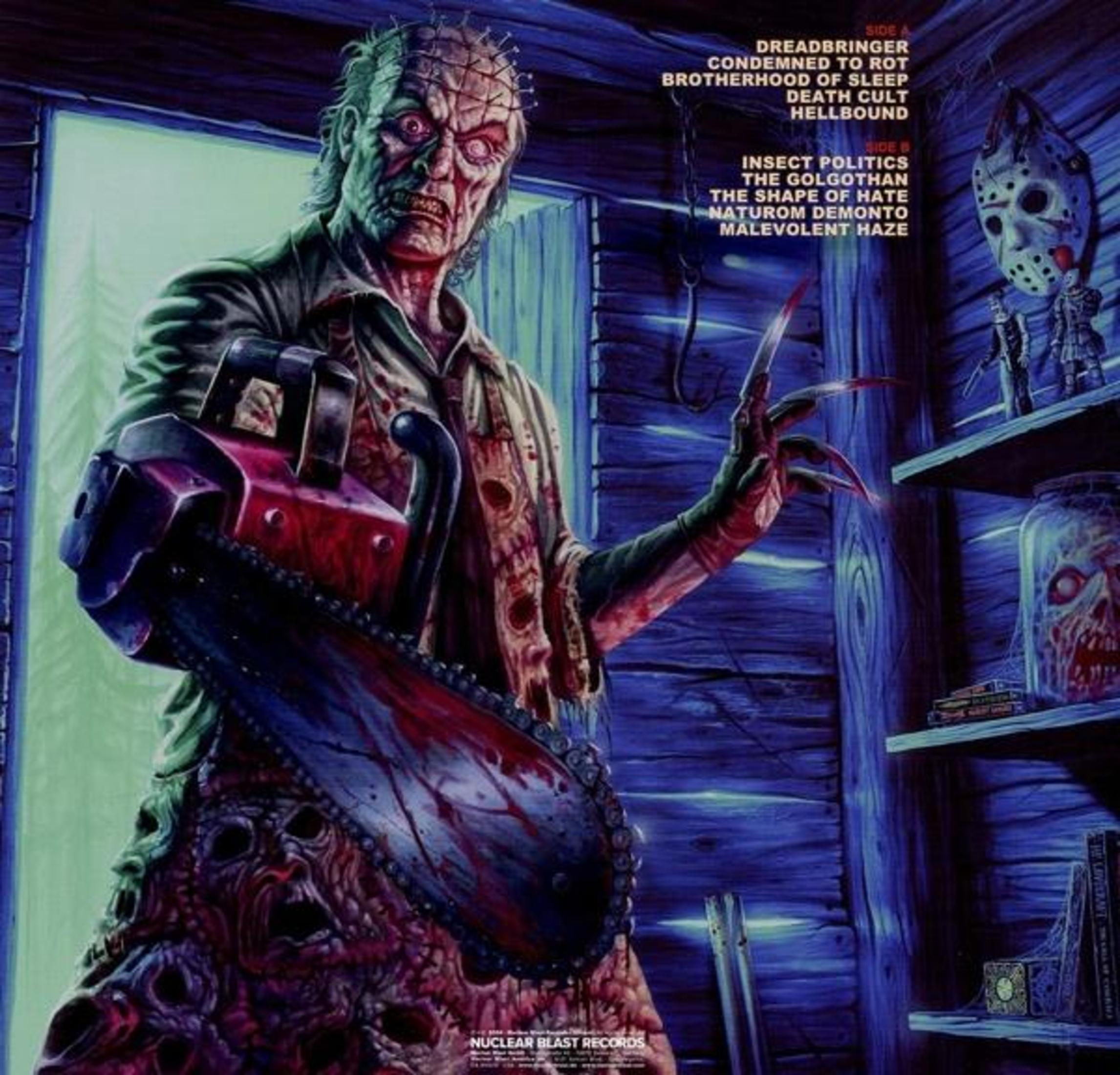 Ein Horrorbild zeigt ein Monster mit einer Kettensäge in einer blutigen Szene. Der Hintergrund umfasst ein Regal mit Horror-Artikeln.