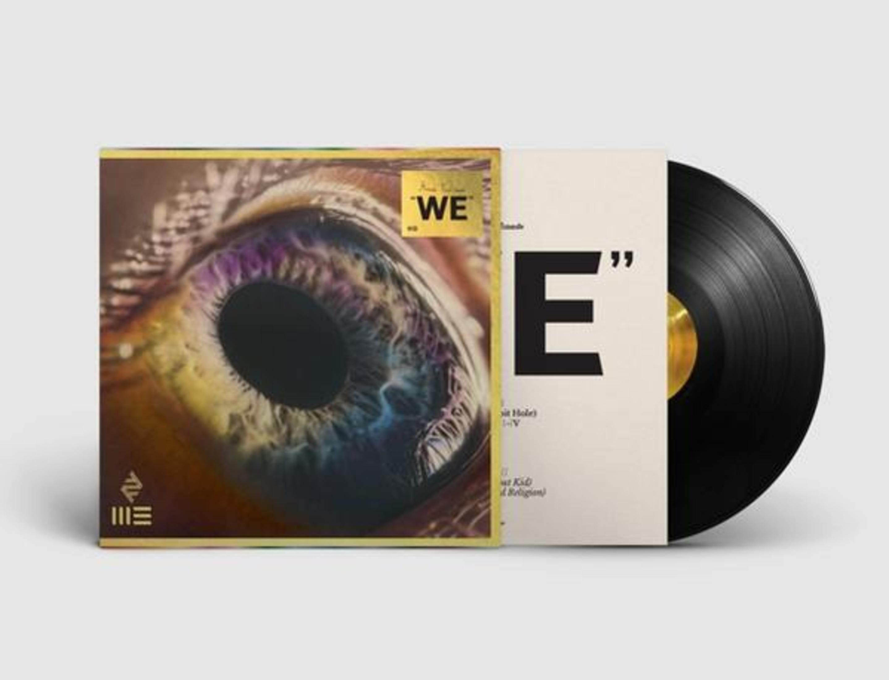 Copertina dell'album con un occhio, il titolo è 'WE'. Un disco in vinile è accanto. Sfondo semplice.