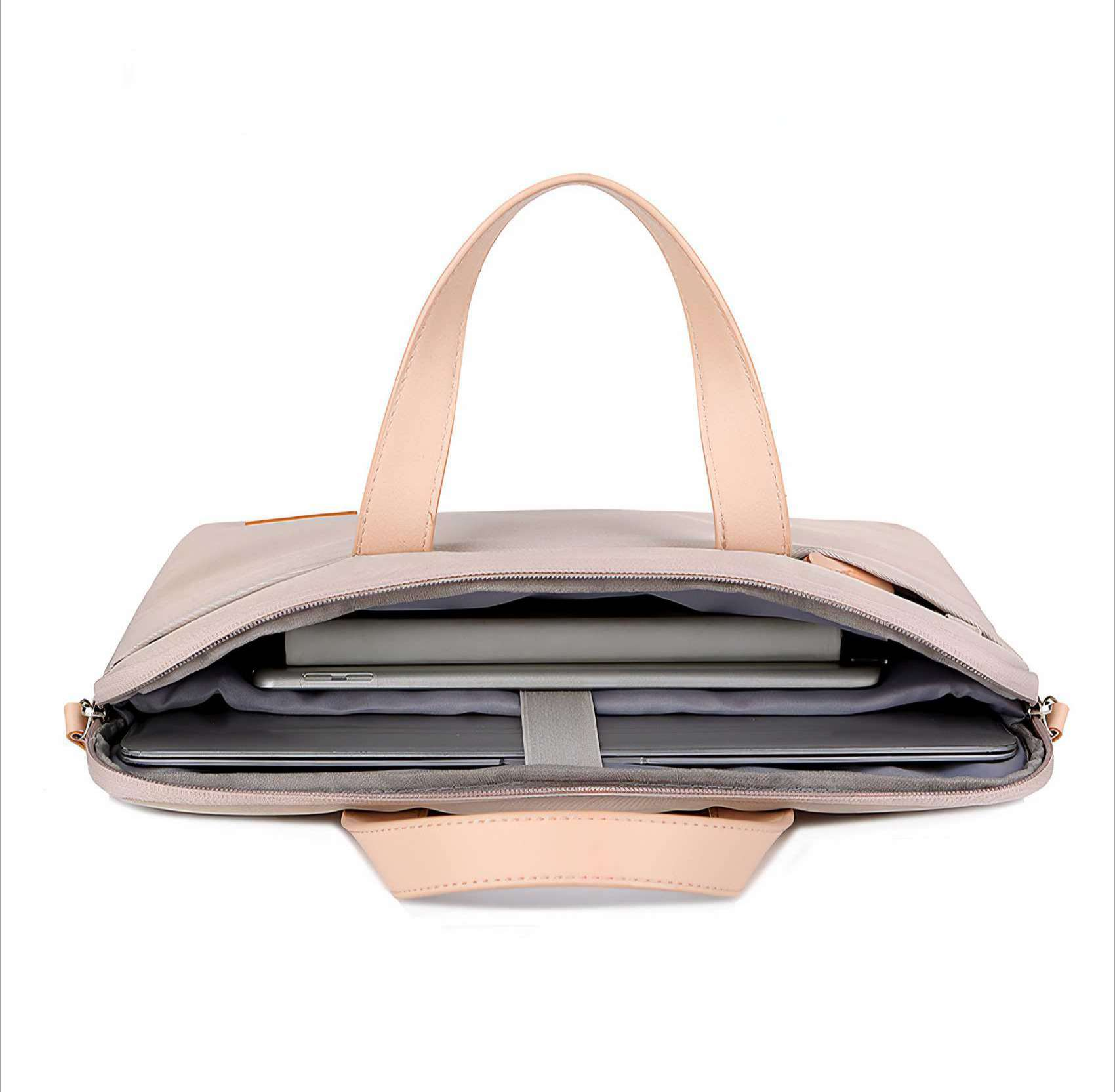 Offene beige Laptoptasche mit zwei Griffen, die einen Laptop und ein Tablet enthält, auf weißem Hintergrund.