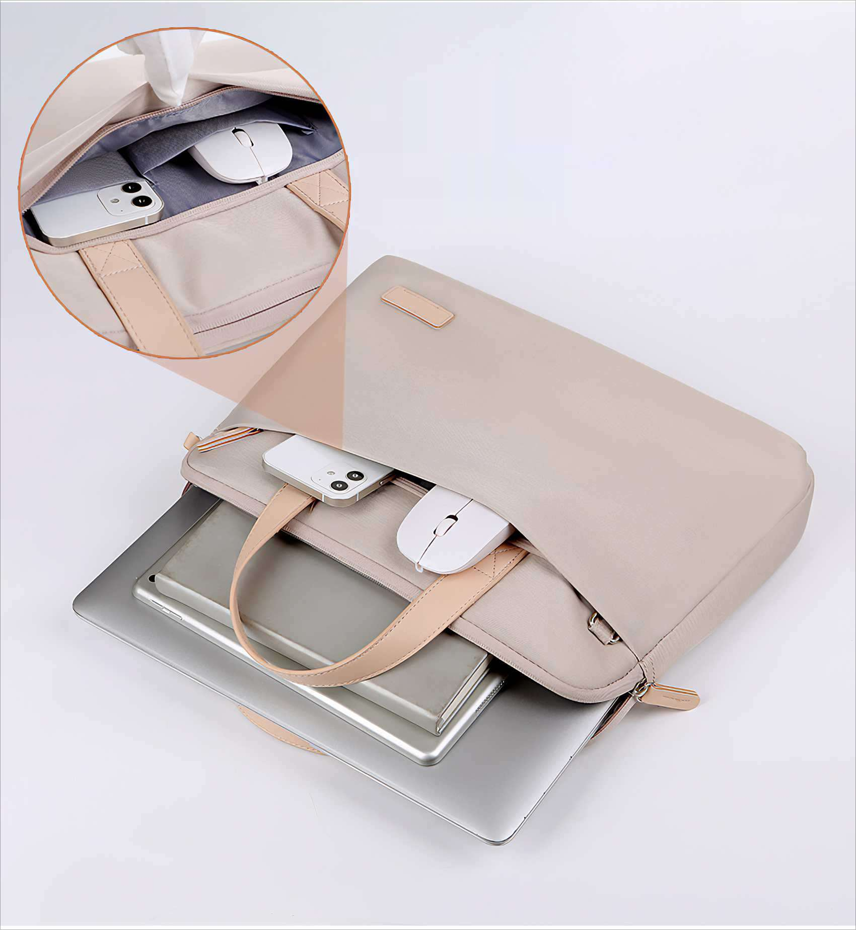 Beige Laptoptasche mit Laptop, Tablet, Telefon und Maus. Detaillierter Einsatz der Tasche mit den Gegenständen.