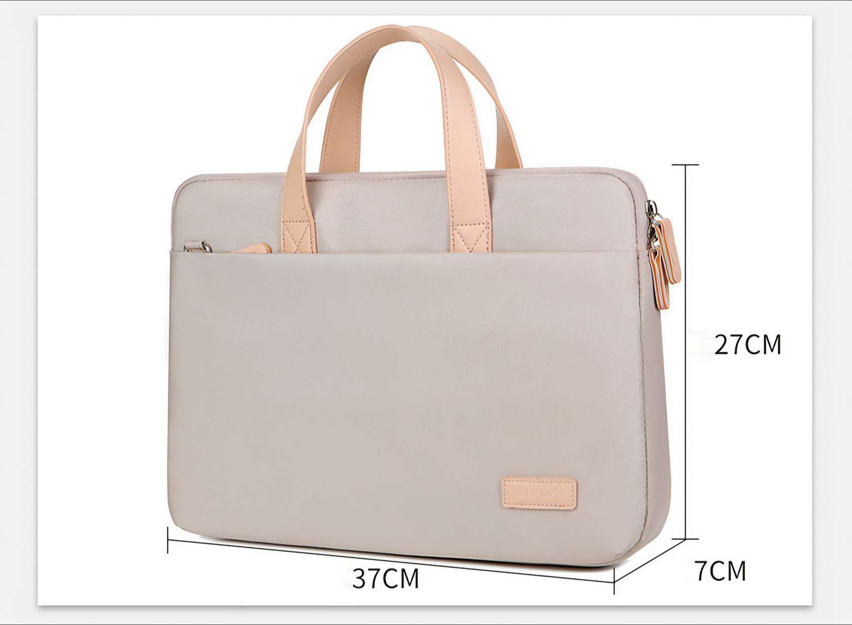 Eine beige Laptoptasche mit hellbraunen Griffen. Sie hat die Maße 37 cm x 27 cm x 7 cm. Eine kleine Tasche mit Reißverschluss ist sichtbar.