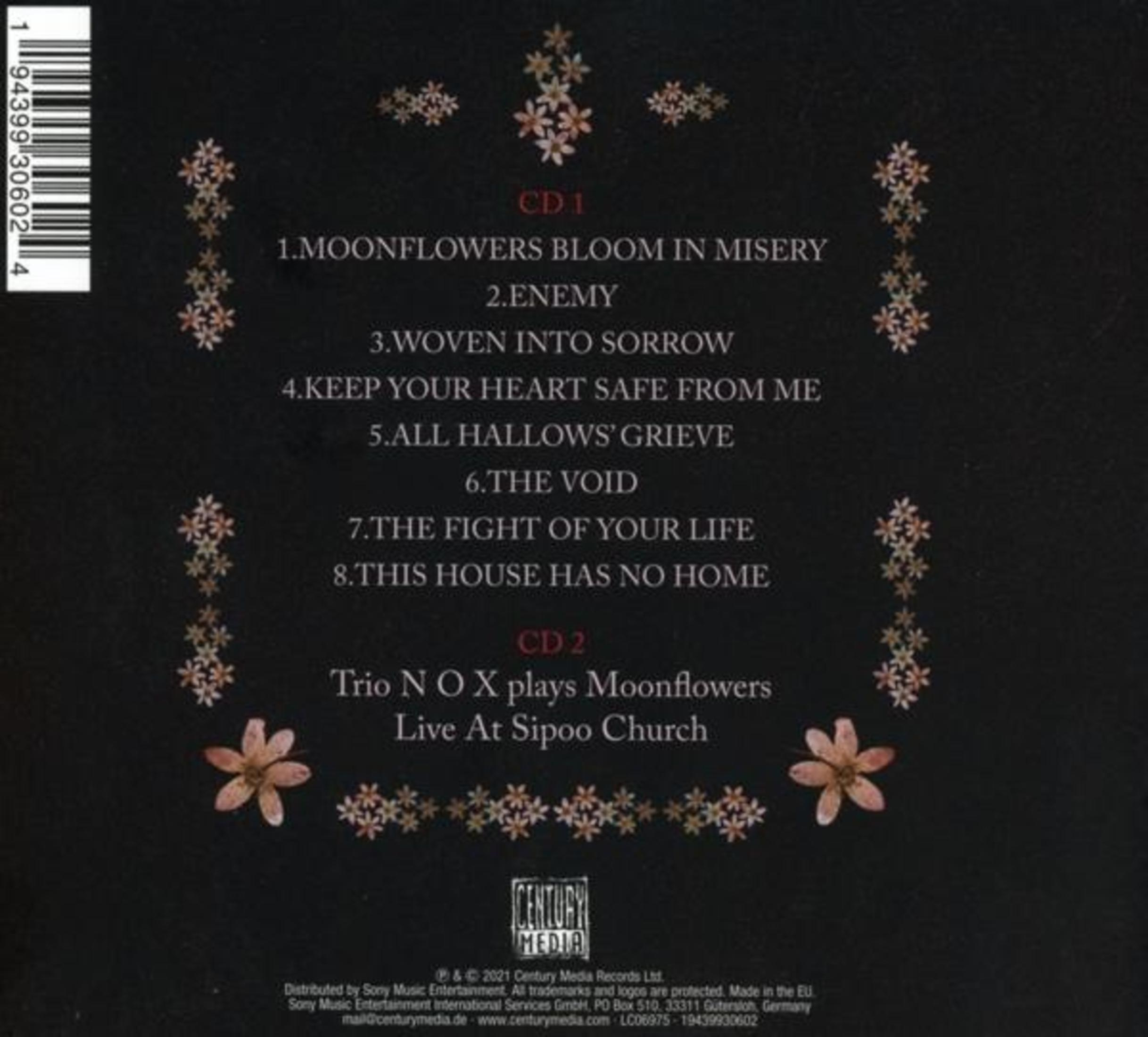 Albumcover mit schwarzem Hintergrund, weißem Text mit Titeln und Blumendesigns. Barcode links. Logo unten.