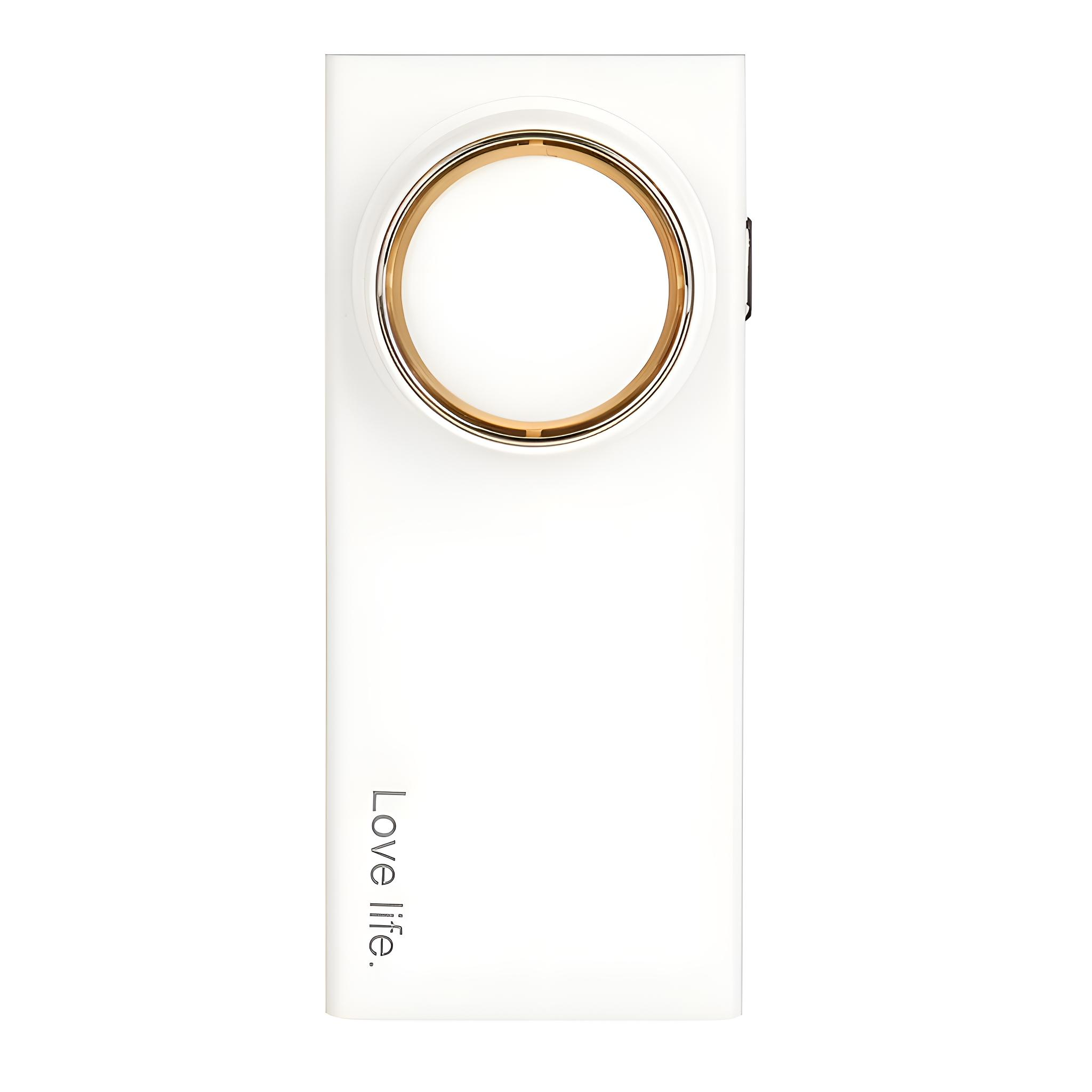 Weißes rechteckiges Gerät. Oben befindet sich ein Kreis mit goldenem Innenring. Text 'Love life' an der Seite.