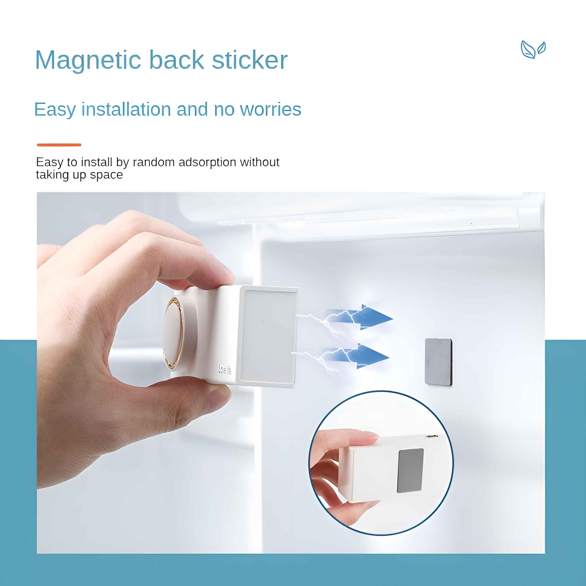 Hand, die einen weißen Magnetaufkleber hält. Zwei blaue Pfeile und eine kleine Metallplatte haften auf einer weißen Oberfläche.