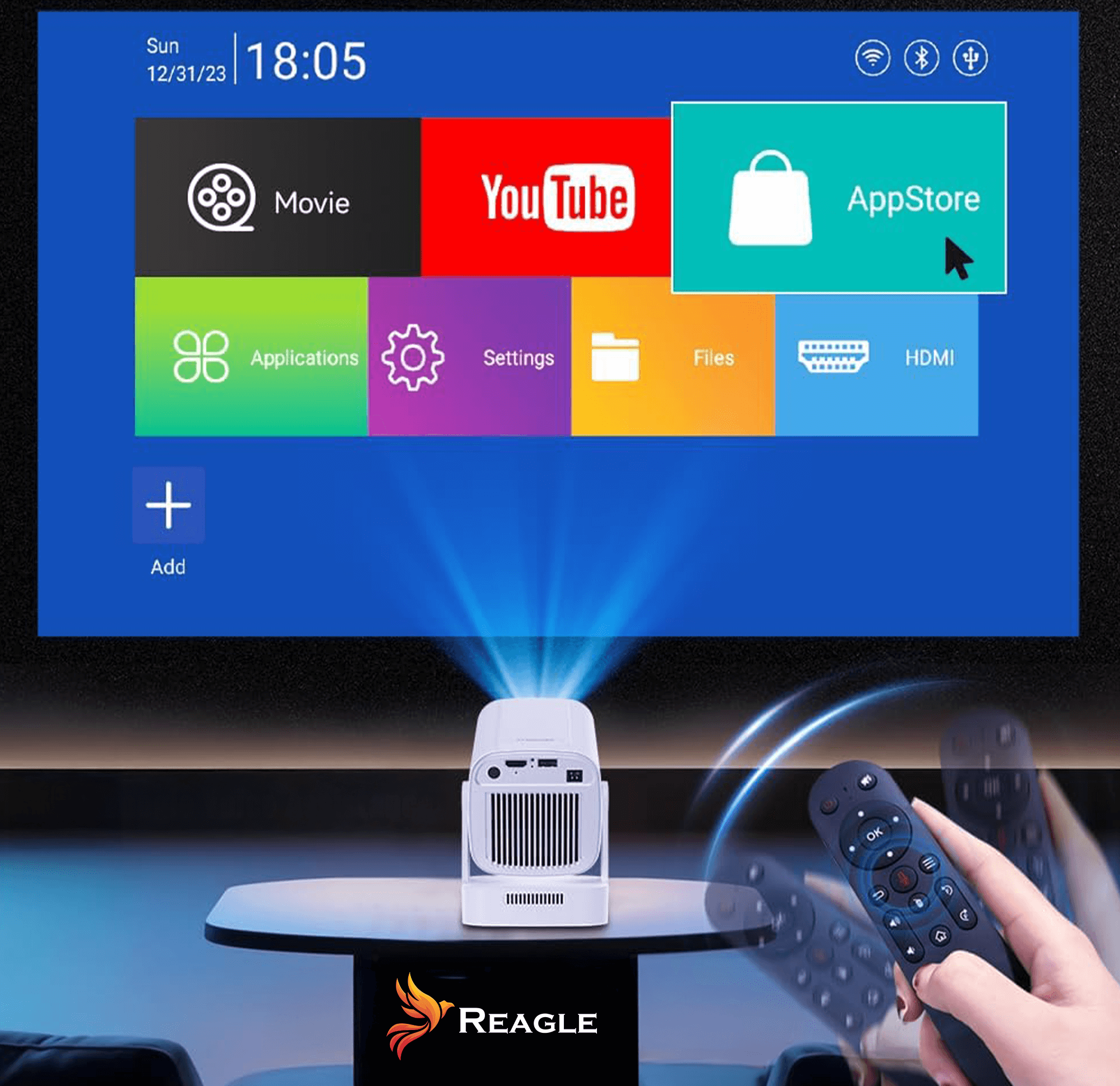 Projektor wyświetla interfejs z aplikacjami takimi jak YouTube i AppStore. Pilot jest trzymany w dłoni. Projektor stoi na stole.