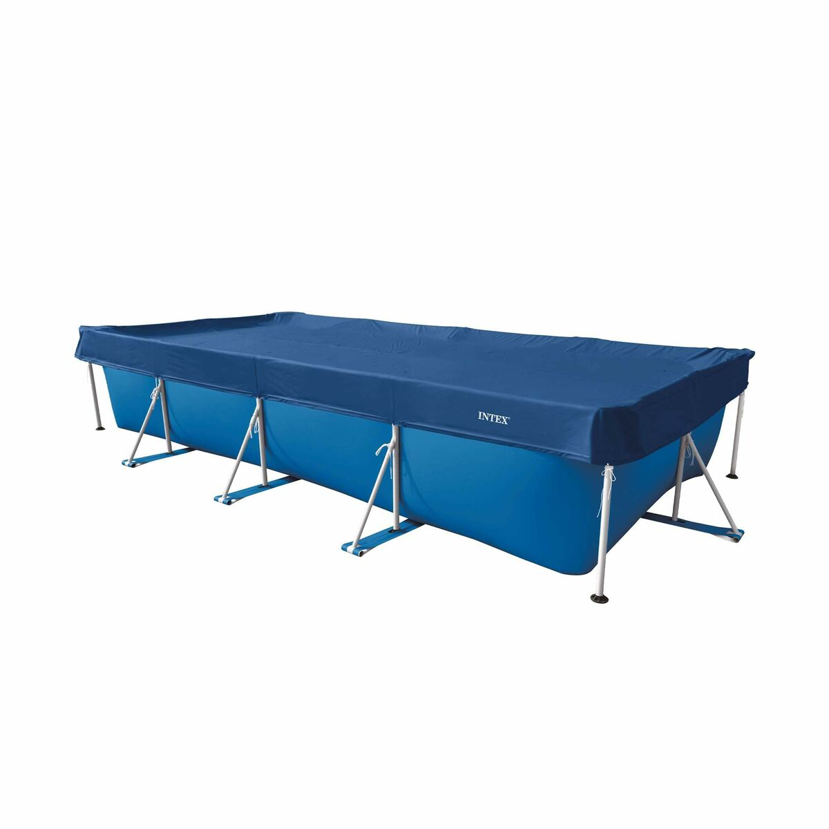 Ein rechteckiger blauer Pool mit blauer Abdeckung. Er hat weiße Metallbeine und ist auf weißem Hintergrund isoliert. Die Marke INTEX ist sichtbar.