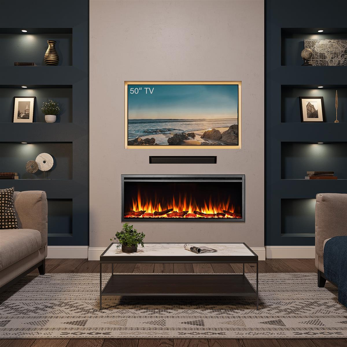 Wohnzimmer mit 50" TV, Kamin und Regalen. Ein Couchtisch steht auf einem gemusterten Teppich. Die Wände sind blau und grau.