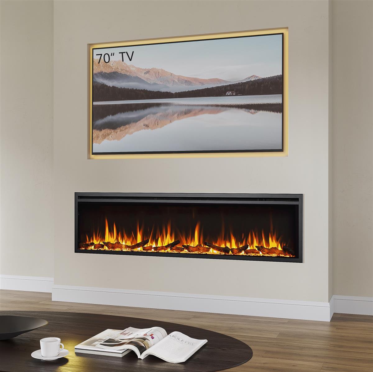 Ein 70-Zoll-Fernseher über einem Kamin mit Flammen. Ein Couchtisch mit Tasse und Zeitschrift im Vordergrund.