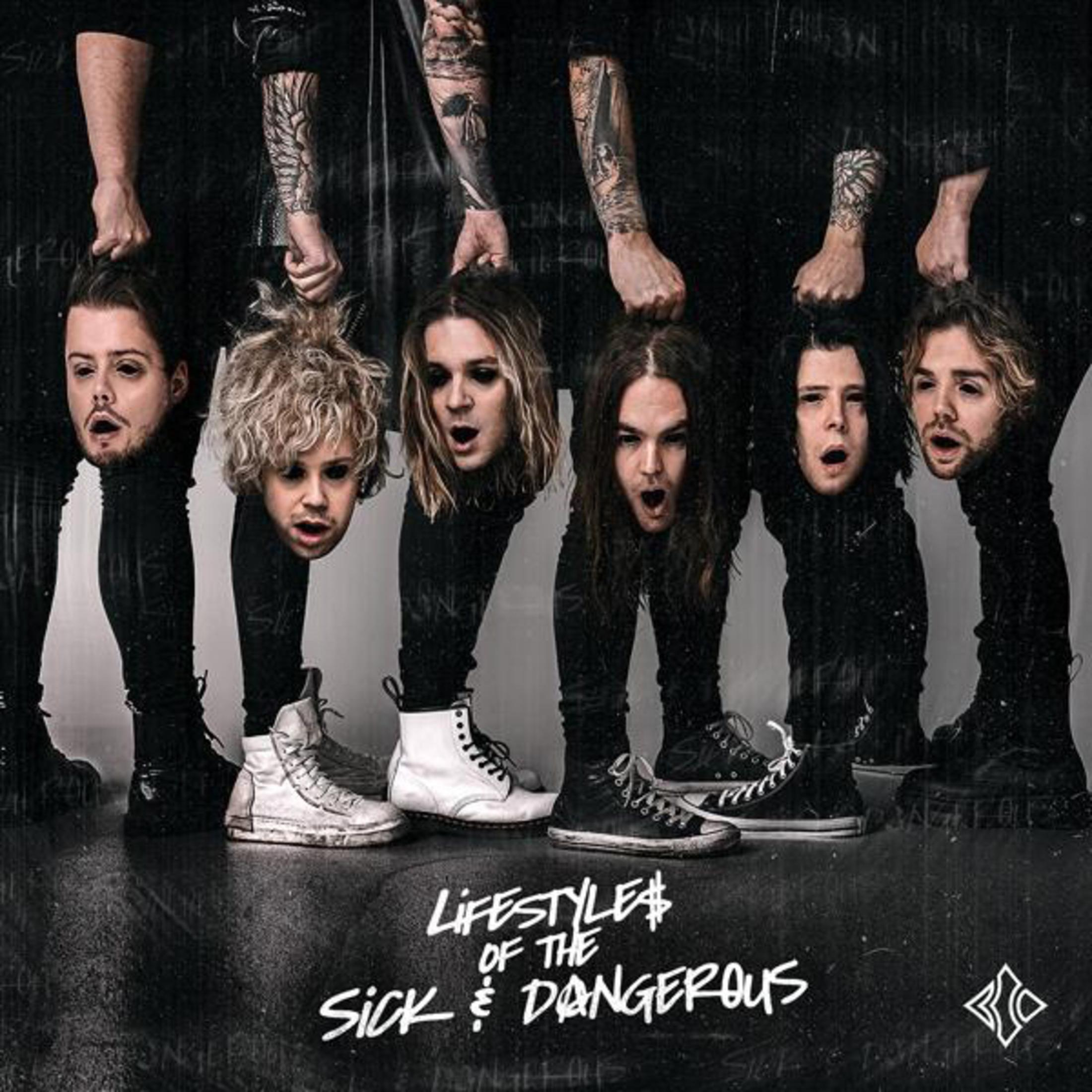 Copertina dell'album con sei teste di uomini tenute da mani invisibili. Indossano scarpe bianche e nere. Il testo dice 'Lifestyles of the Sick & Dangerous'.