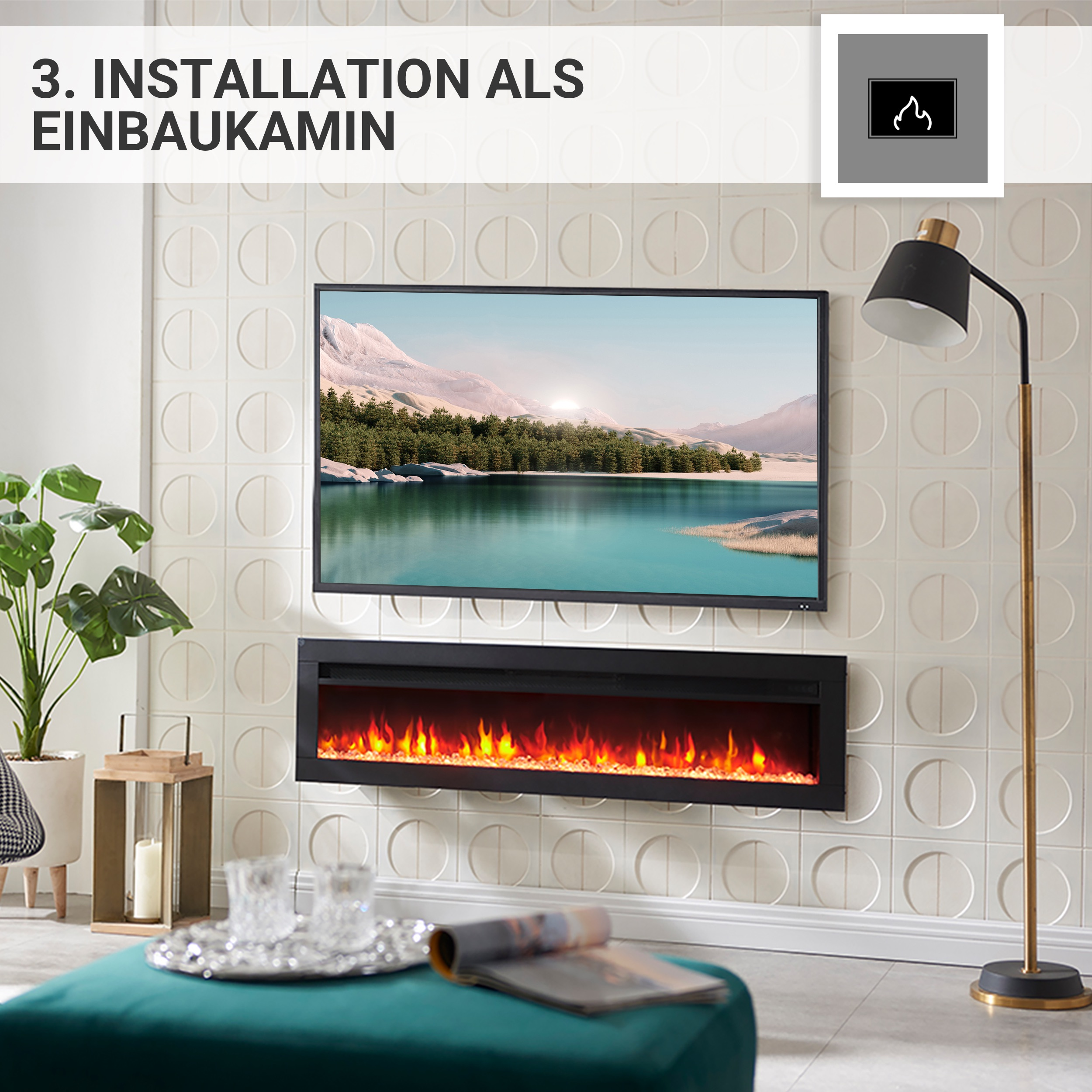 Wohnzimmer mit Fernseher, Kamin und Lampe. Ein türkisfarbener Hocker und eine Zeitschrift befinden sich im Vordergrund. Weiße Wand mit Muster.