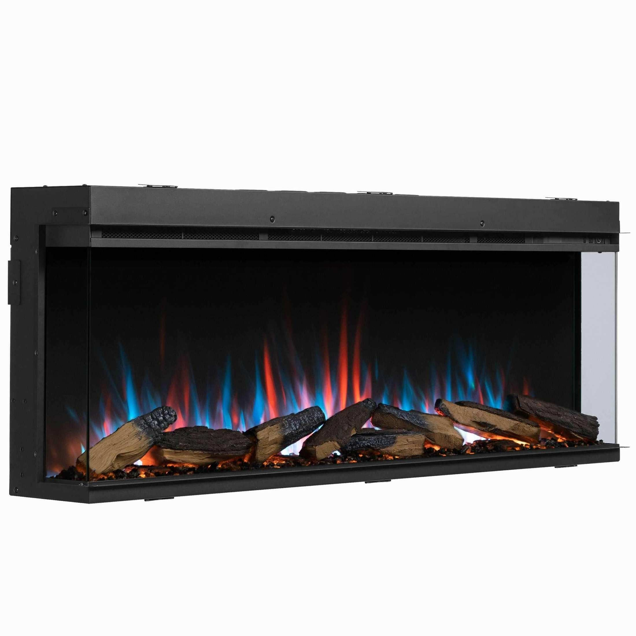 Ein schwarzer elektrischer Kamin mit Glasfront. Er zeigt blaue und rote Flammen mit Holzscheiten.