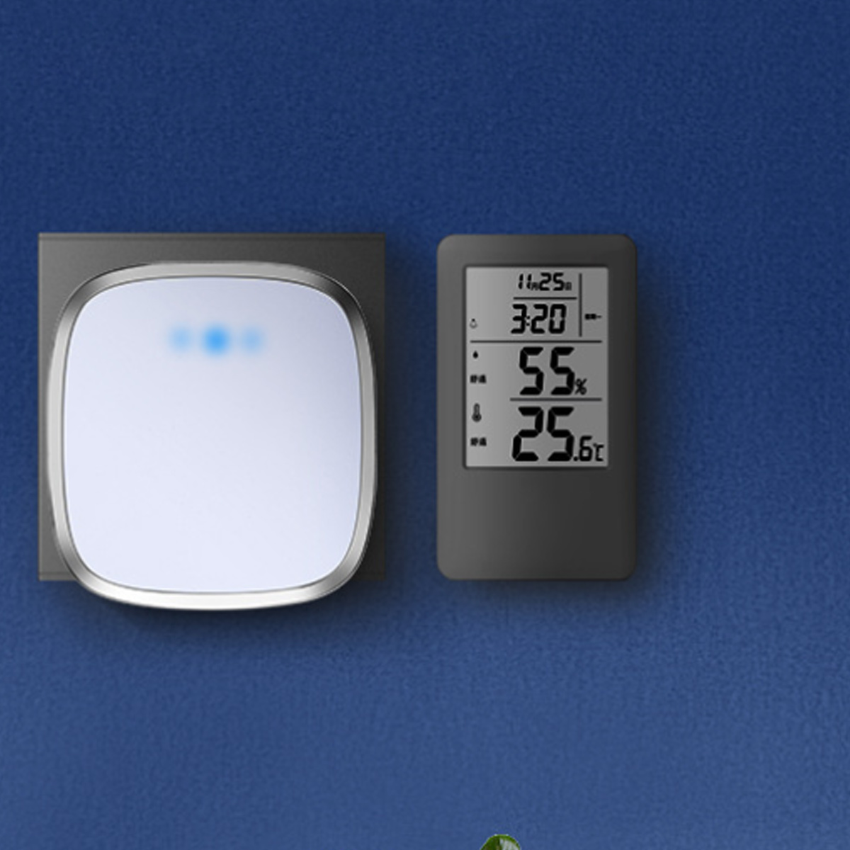 Ein weißes, quadratisches Smart-Home-Gerät mit silbernem Rand und kleinem Display, neben einem digitalen Bildschirm mit Zeit- und Temperaturdaten.