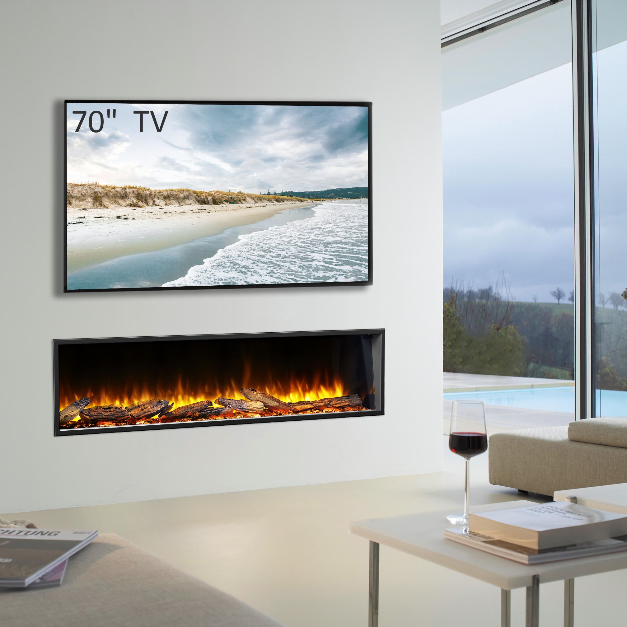 Ein modernes Wohnzimmer mit 70-Zoll-Fernseher, Kamin und Blick auf Pool und Landschaft durch ein großes Fenster.