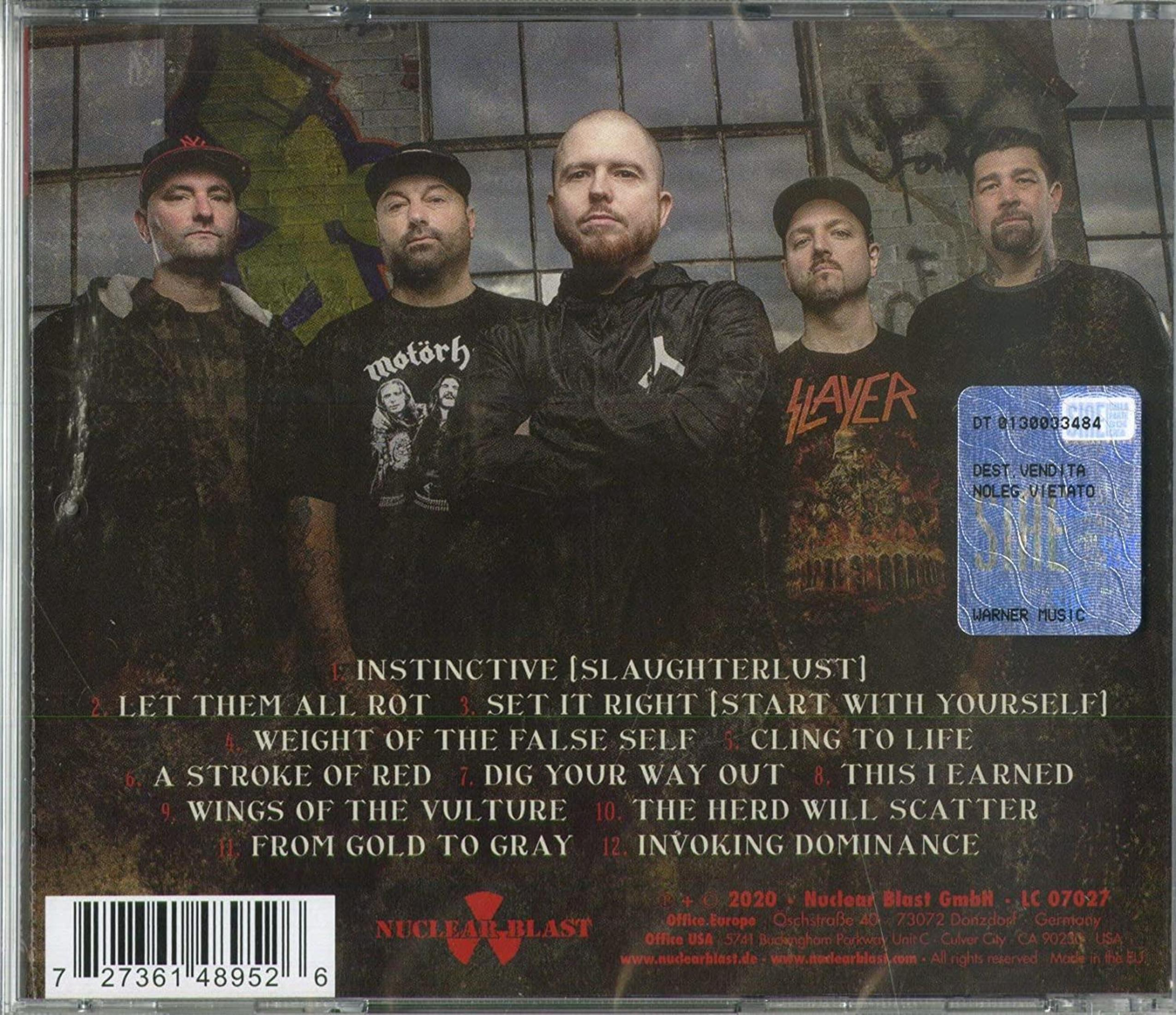 Albumcover mit einer Band aus fünf Männern. Der Hintergrund hat Graffiti und ein Fenster. Die Männer tragen schwarze Hemden.