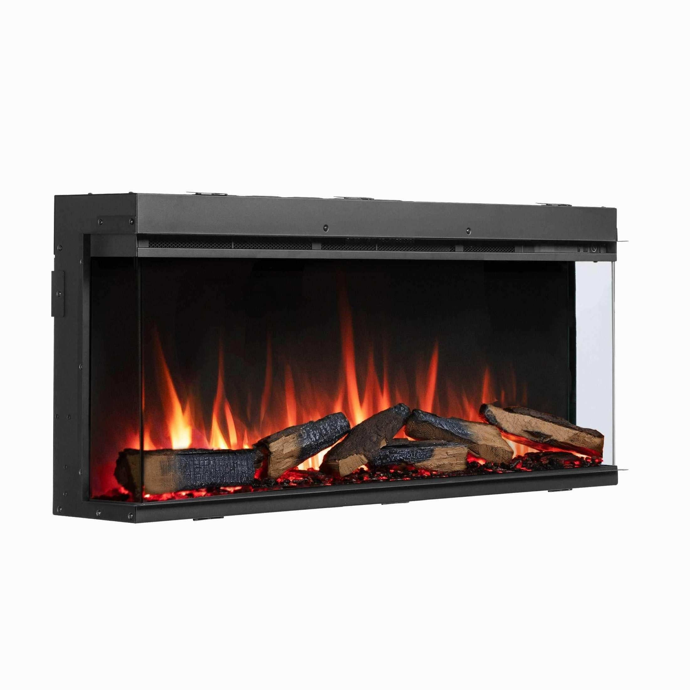Elektrischer Kamin mit schwarzem Rahmen, Glasfront und Flammeneffekt hinter Holzscheiten.