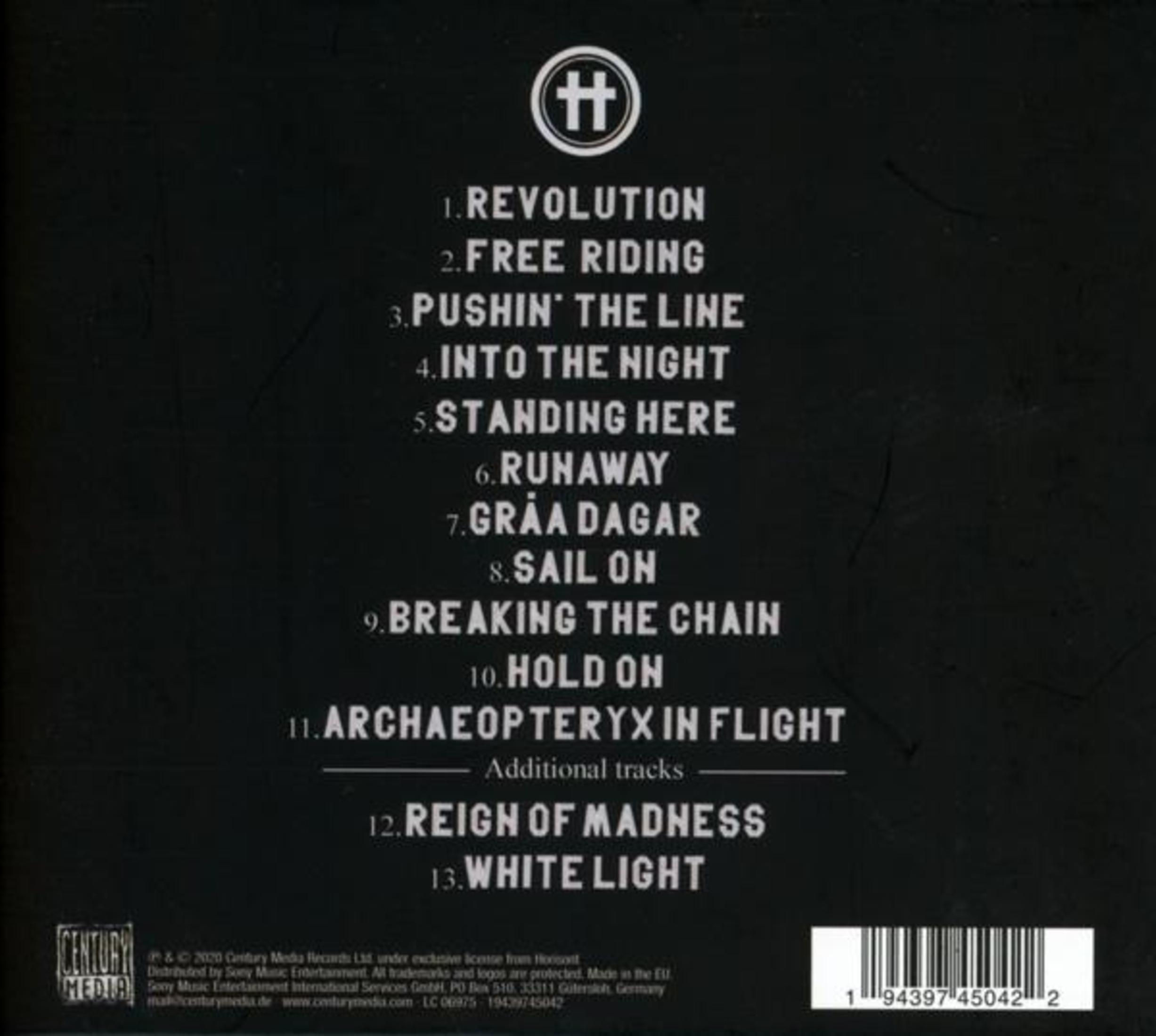 Albumcover mit Titelliste in weißer Schrift auf schwarzem Hintergrund. Oben rechts befindet sich ein weißes Logo.