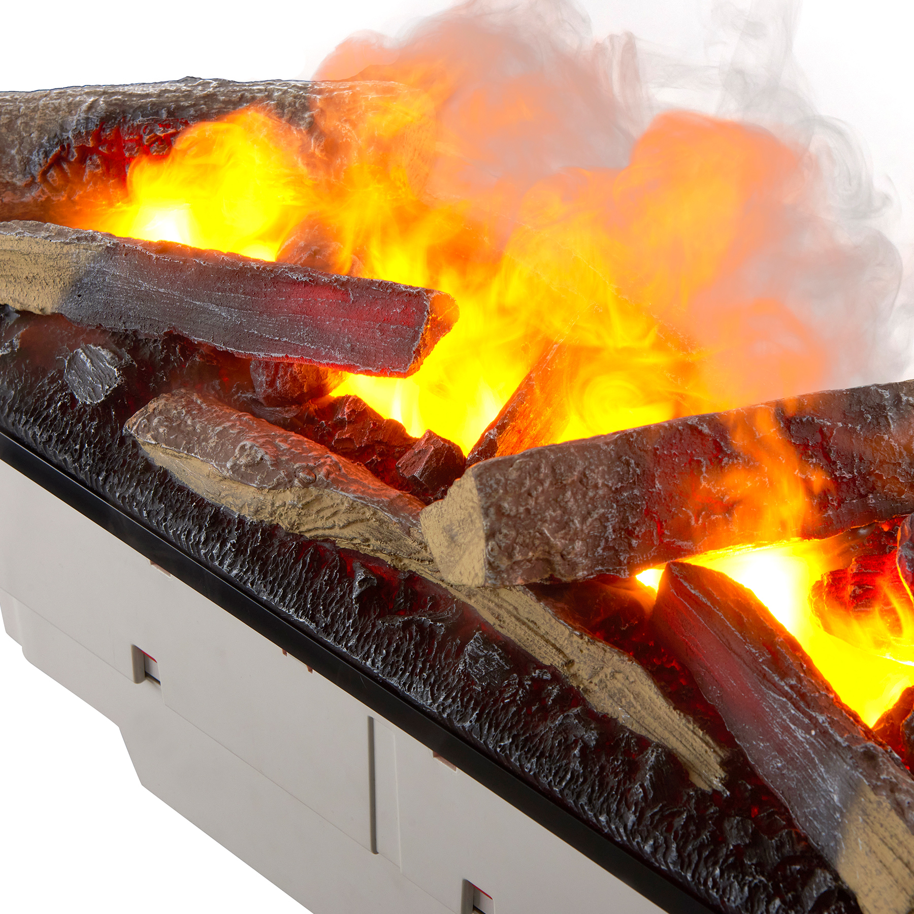 Nahaufnahme eines Kamins mit künstlichen Holzscheiten, die hellorangefarbenes Licht und Rauch ausstrahlen. Die Basis ist weiß.