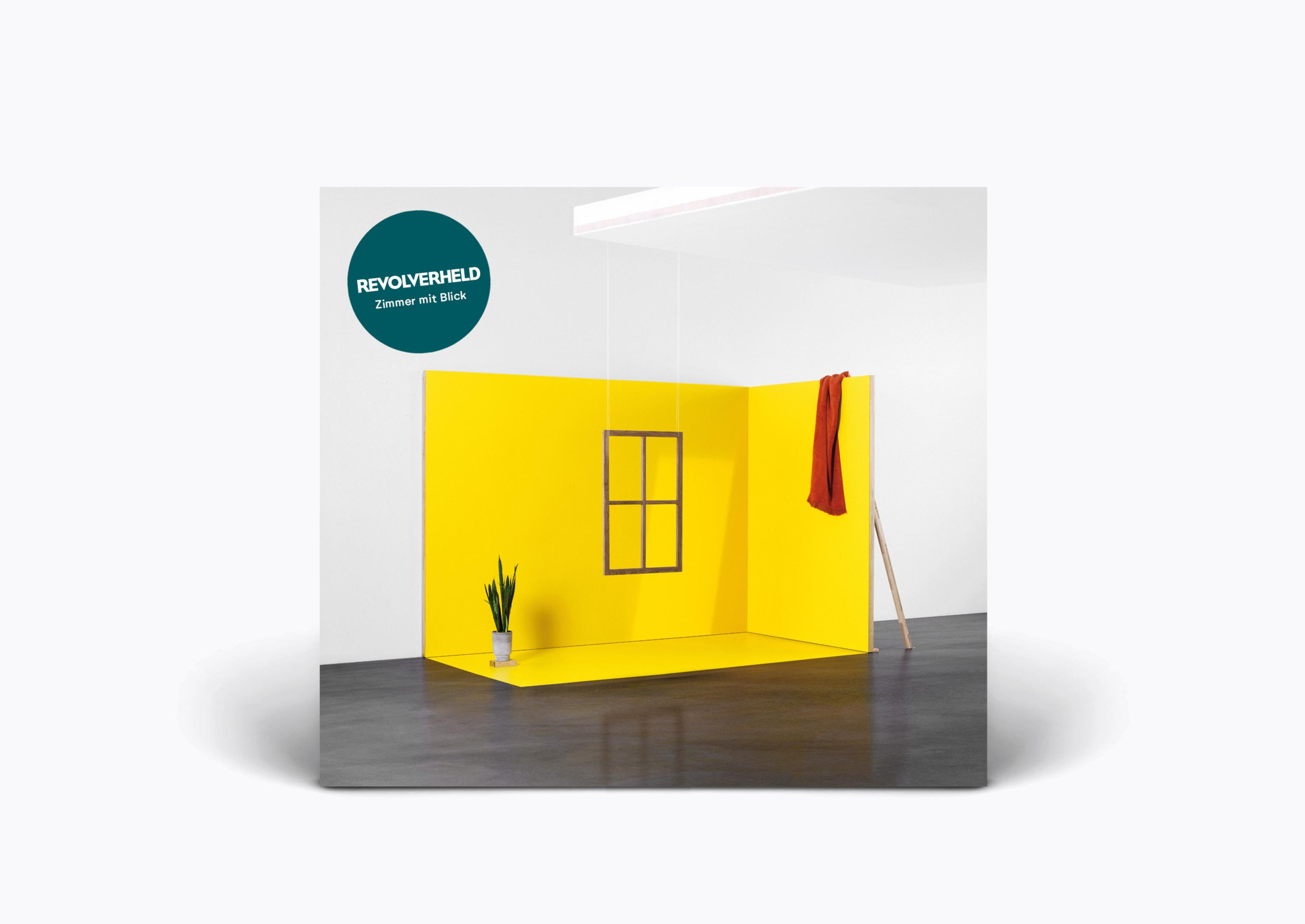 Ein gelbes Zimmer mit braunem Fenster, rotem Tuch und einer Leiter. Eine Pflanze steht in der Ecke. Ein Logo oben links.