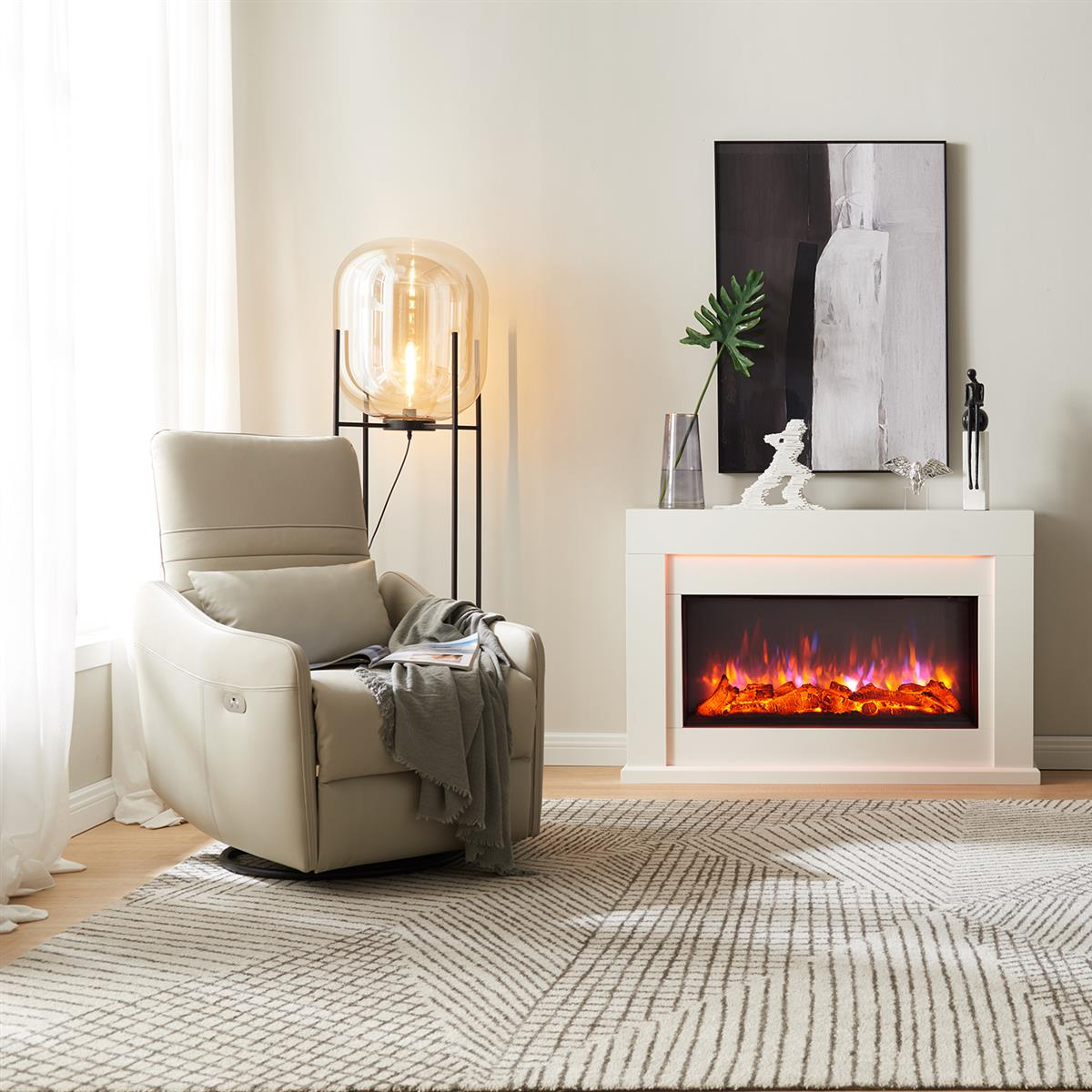 Wohnzimmer mit Sessel, Kamin, Lampe und gemustertem Teppich. Ein Gemälde hängt über dem Kamin. Eine Decke und ein Buch liegen auf dem Stuhl.
