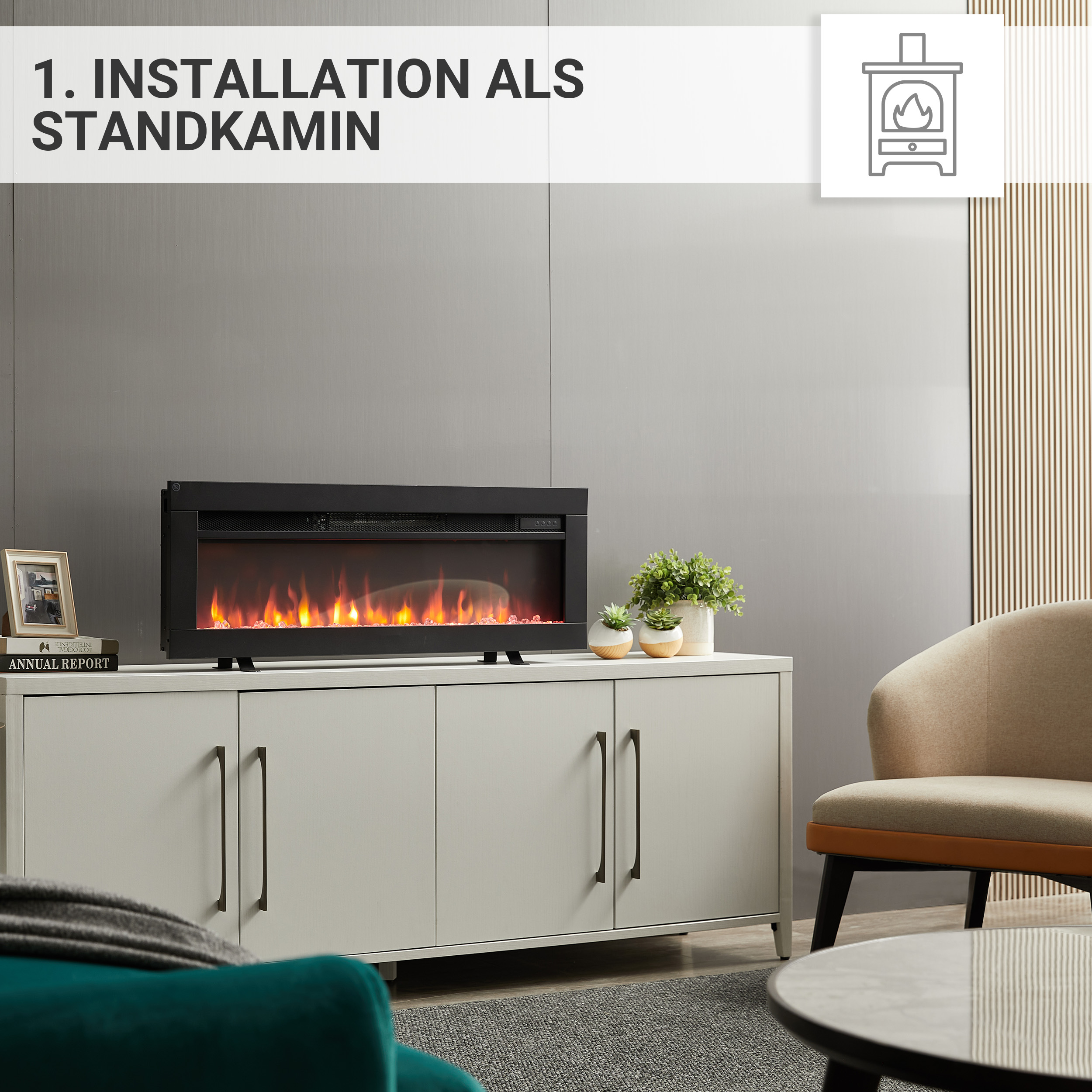 Ein modernes Wohnzimmer mit elektrischem Kamin auf einem weißen Schrank. Links ein grüner Stuhl. Rechts ein runder Tisch.