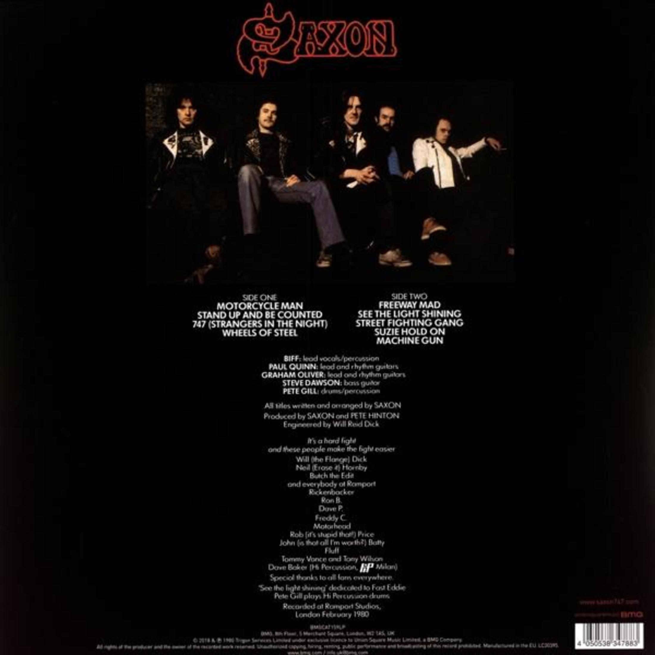 Albumcover der Band Saxon. Bandmitglieder in schwarzer Kleidung. Rotes Saxon-Logo oben. Songtitel und Credits in Weiß.