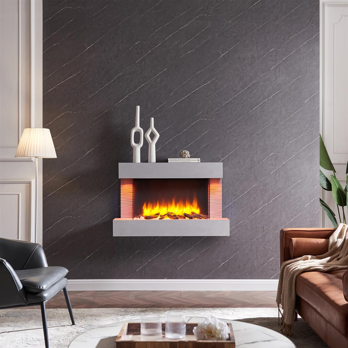 Modernes Wohnzimmer mit elektrischem Kamin, Ledersofa, schwarzem Stuhl und dekorativen Objekten.