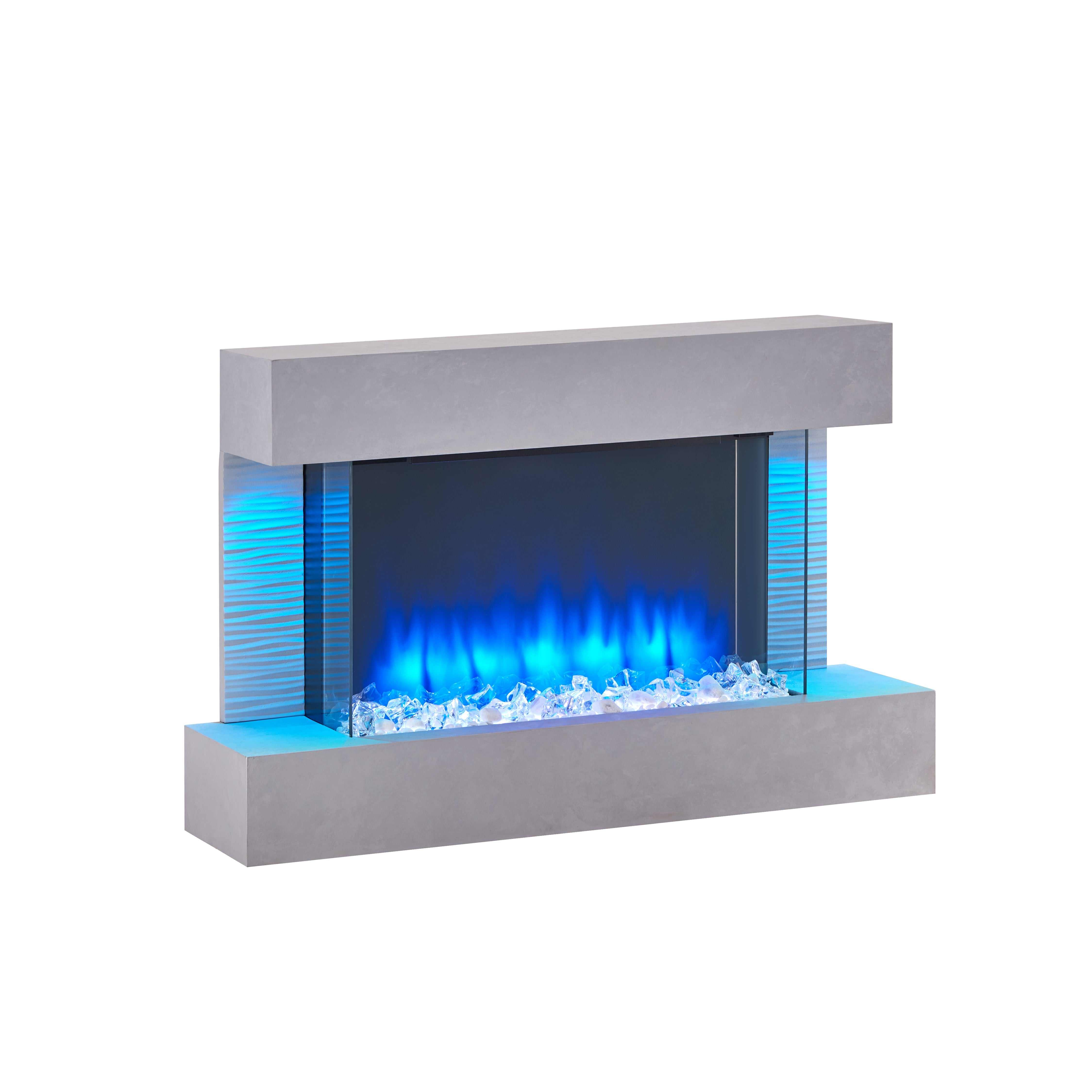 Ein moderner elektrischer Kamin mit grauem Rahmen. Blaue Flammen und eisähnliche Kristalle sind zu sehen, mit Glasplatten.