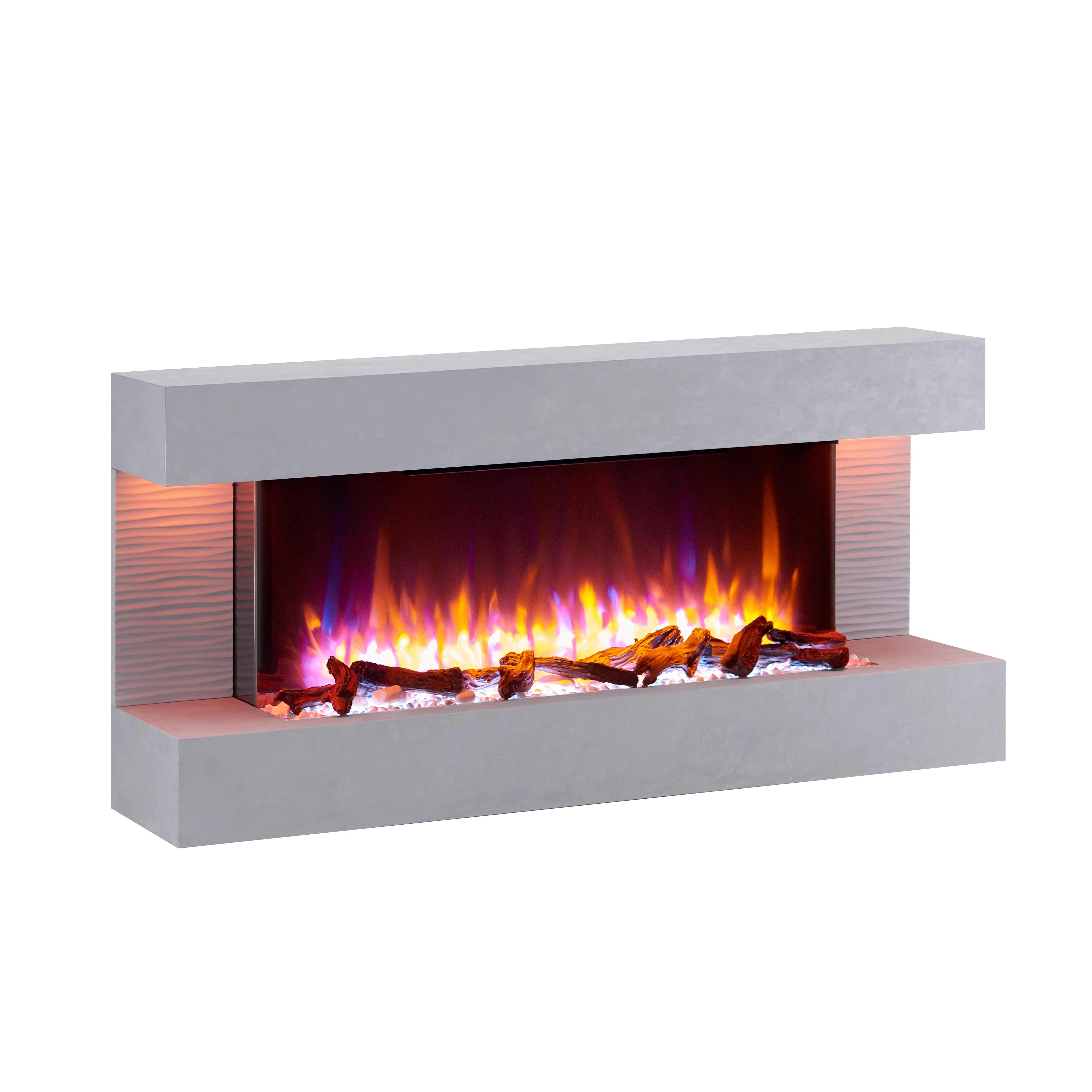 Ein moderner Elektrokamin mit grauem Rahmen. Flammen leuchten, Holzscheite sind vorhanden und eine strukturierte Seitenwand ist sichtbar.