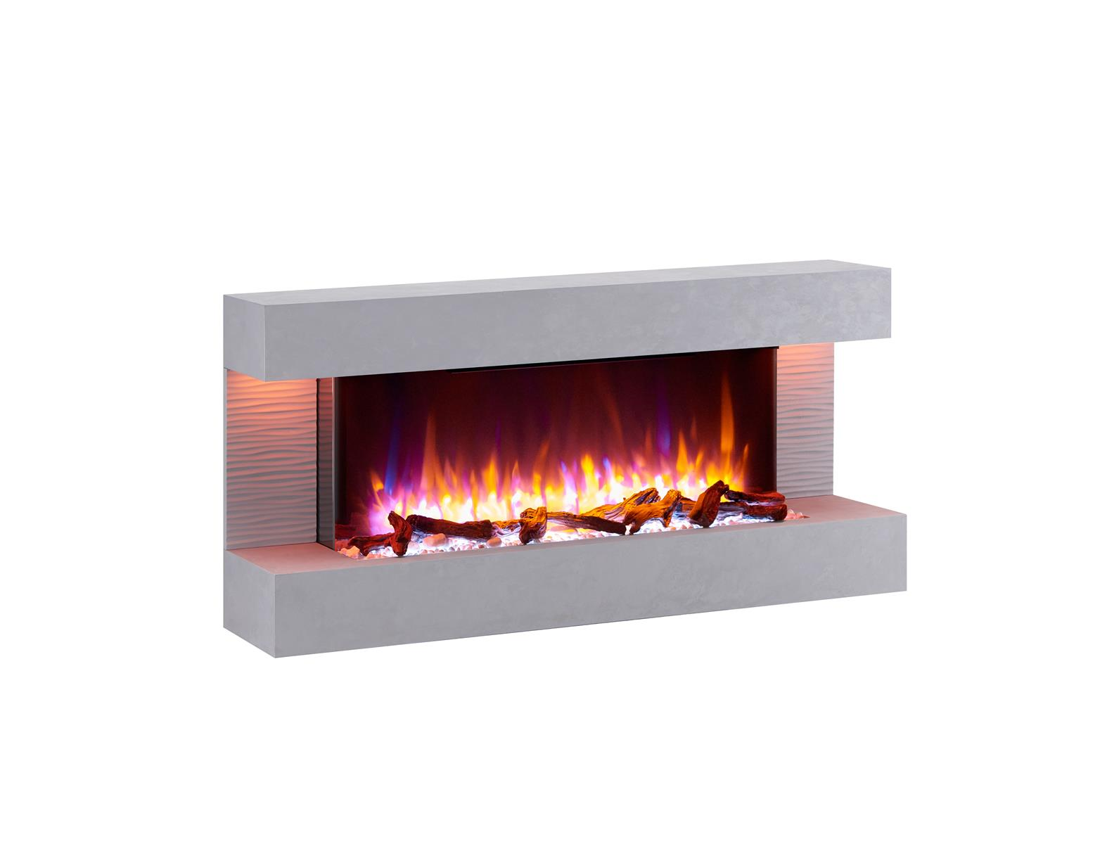 Ein moderner grauer Elektrokamin mit Flammen, Holzscheiten und einer strukturierten Seitenwand. Orange und blaue Flammen sind sichtbar.