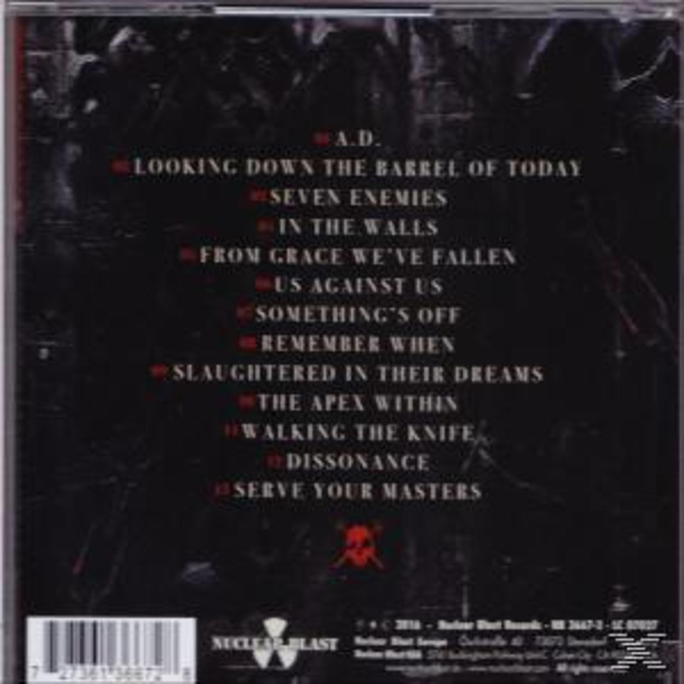 Albumcover mit Titelliste in roter Schrift auf schwarzem Hintergrund. Enthält den Bandnamen und das Logo unten.