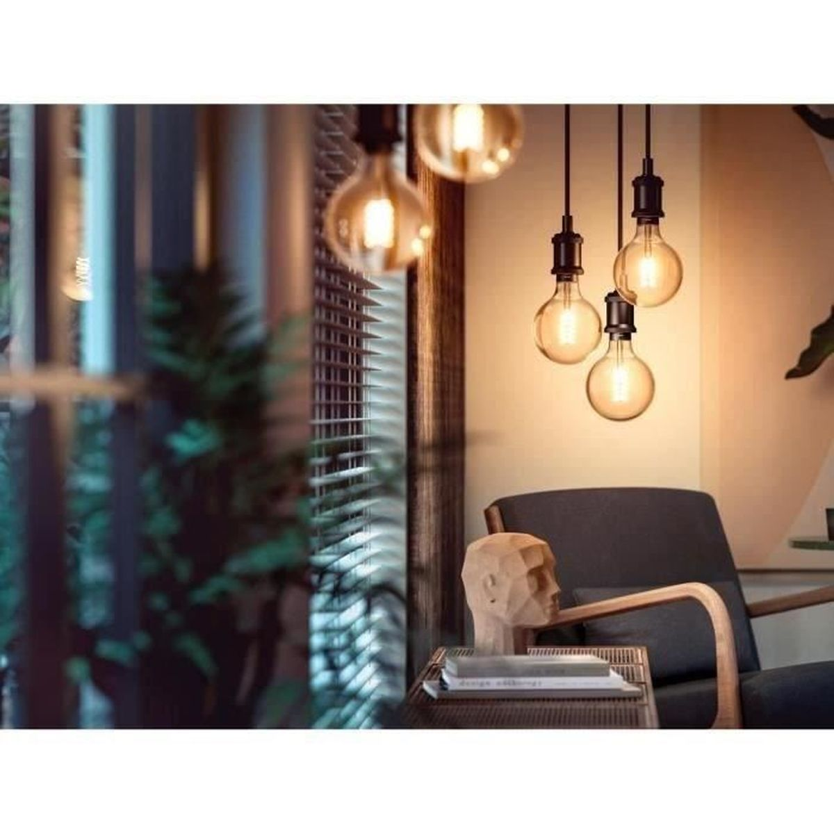 Vier hanglampen verlichten een kamer met een stoel, een houten hoofdsnede en een bijzettafel. Jaloezieën zijn zichtbaar.