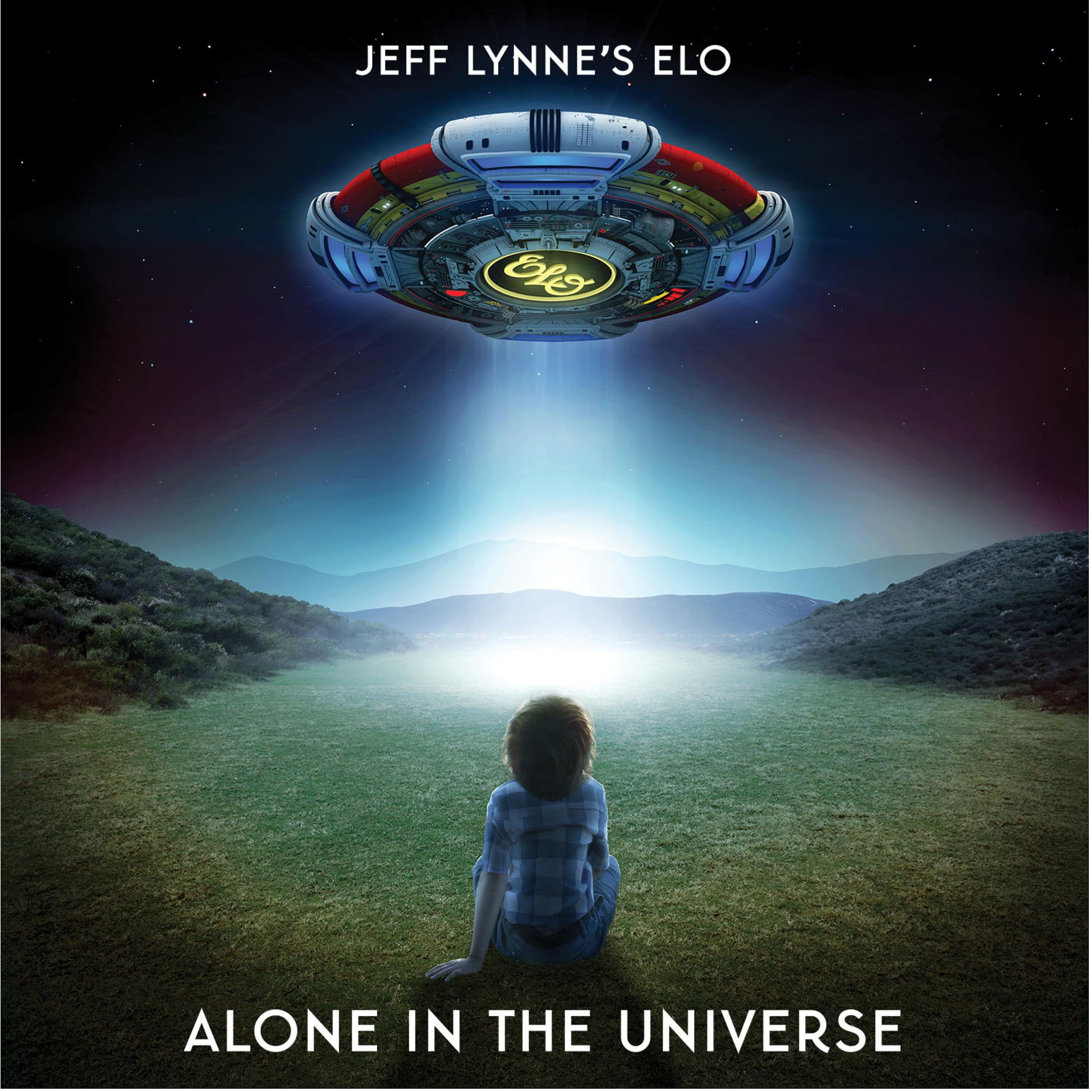 Eine Person sitzt auf Gras und blickt auf ein UFO, mit dem Text "Alone in the Universe".