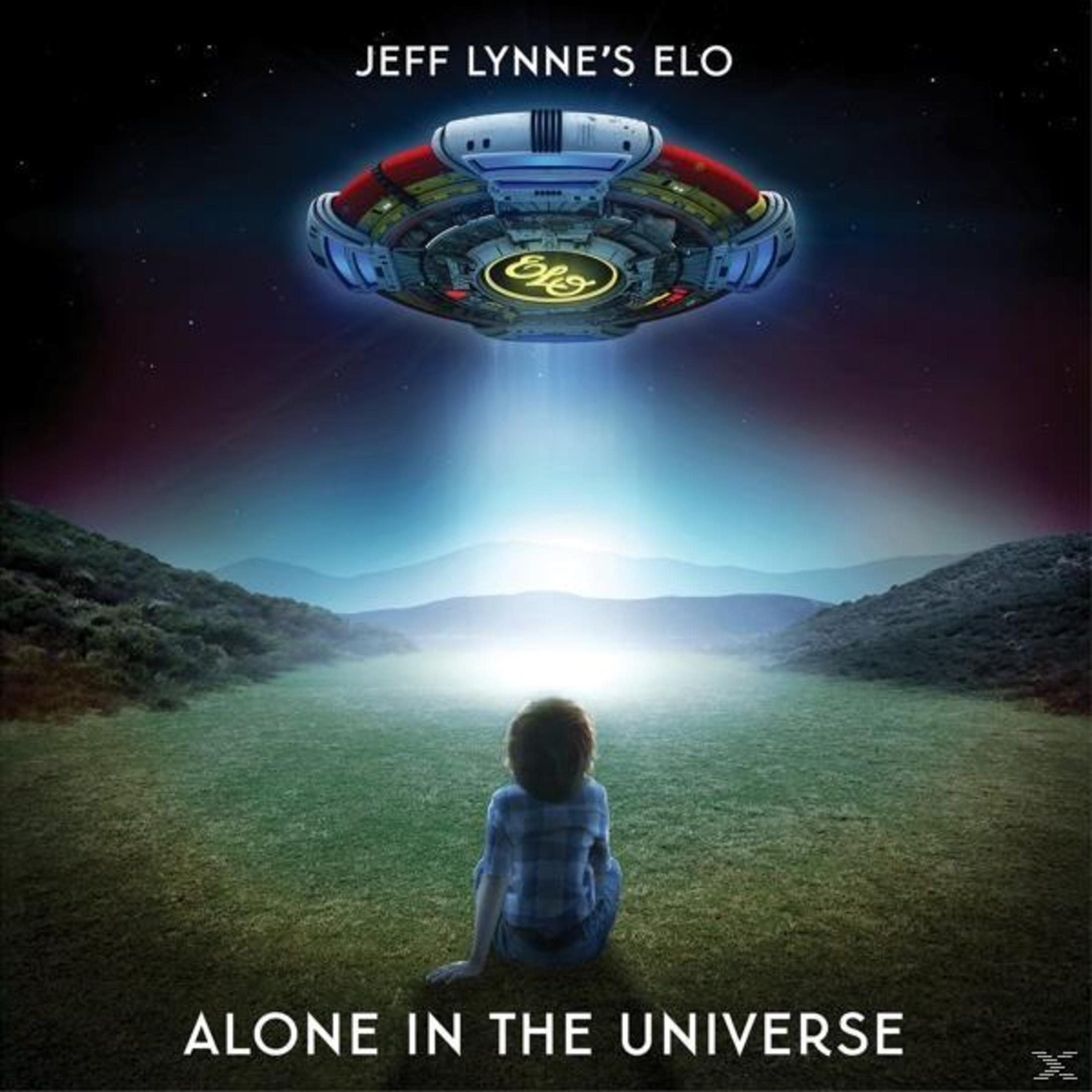 Ein Kind sitzt auf Gras und blickt auf ein UFO. Der Himmel ist dunkel mit Sternen, Berge im Hintergrund. Der Albumname ist Alone in the Universe.