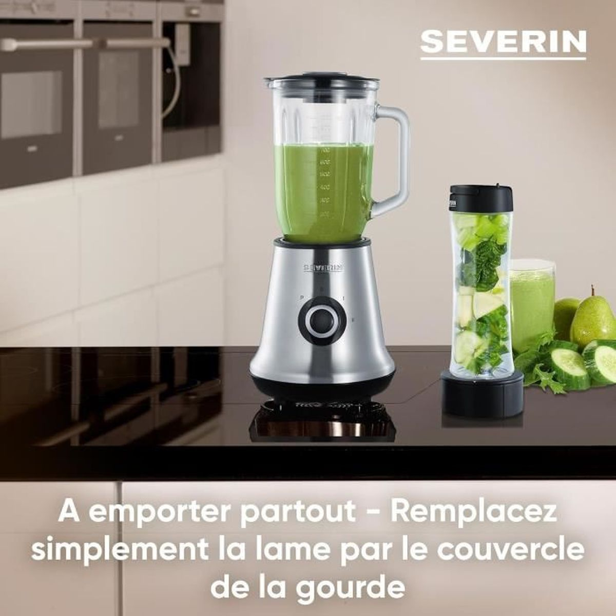 Ein Mixer mit grüner Flüssigkeit steht neben einem tragbaren Behälter mit Gemüse. Im Hintergrund sind Birnen und Gurkenscheiben zu sehen.