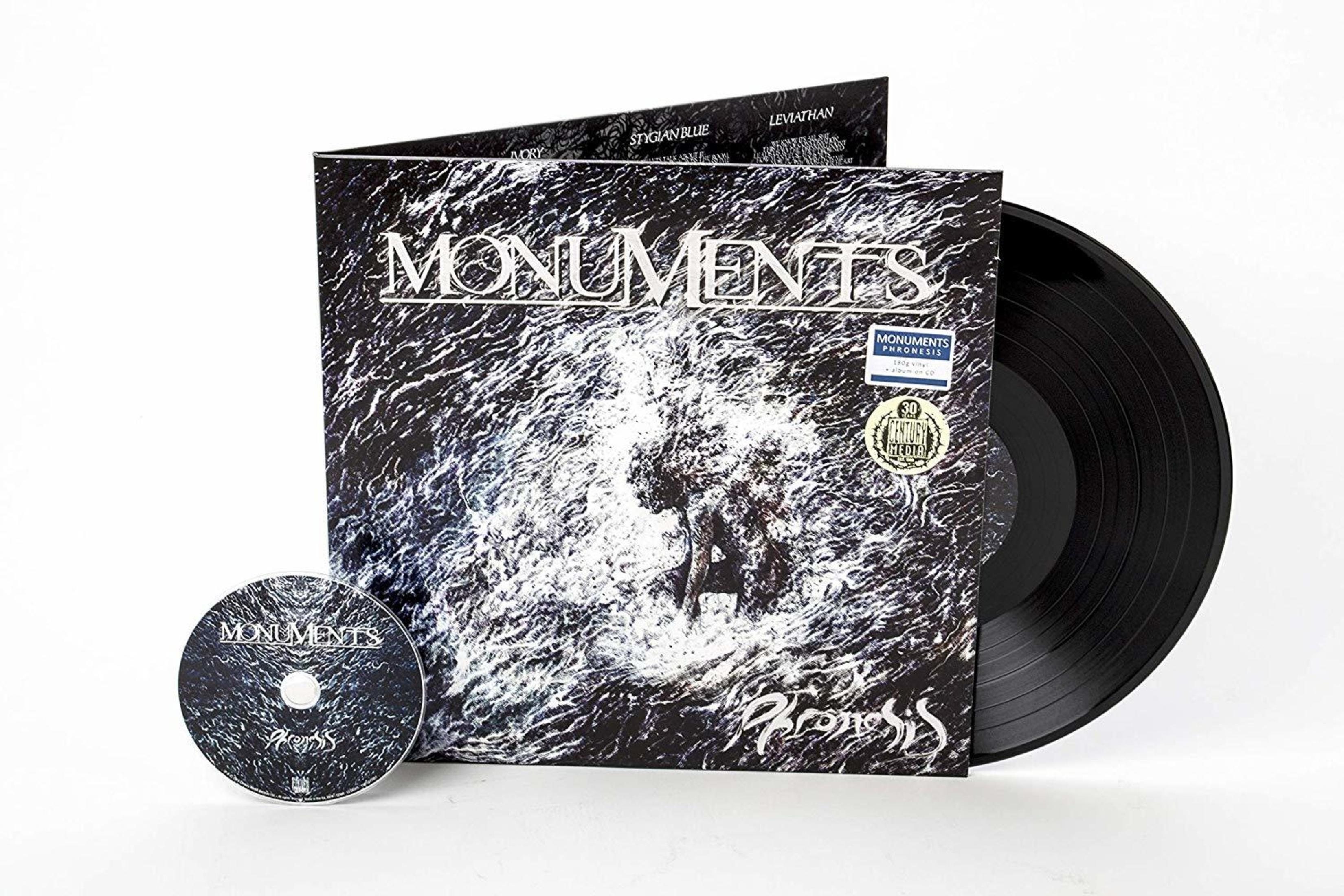 Albumcover, Schallplatte und CD. Auf dem Album steht 'Monuments Phronesis'. Vinyl ist schwarz. CD ist schwarz mit weißem Text.