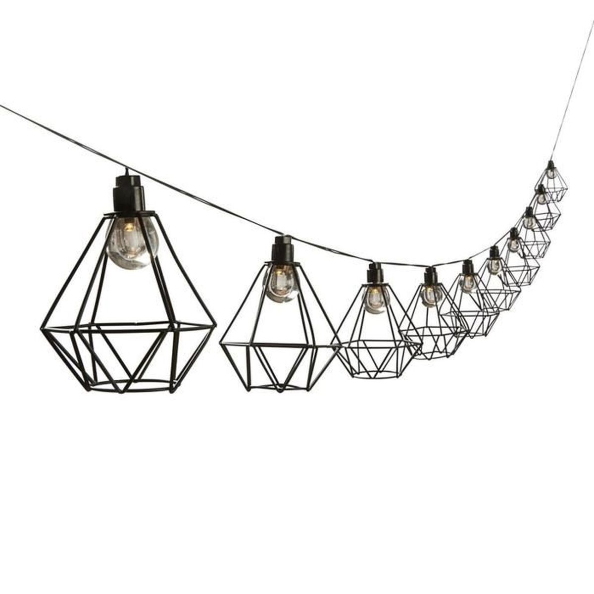 Schnur aus schwarzen, geometrischen Leuchten mit klaren Glühbirnen vor weißem Hintergrund. Die Lichter sind rautenförmig.