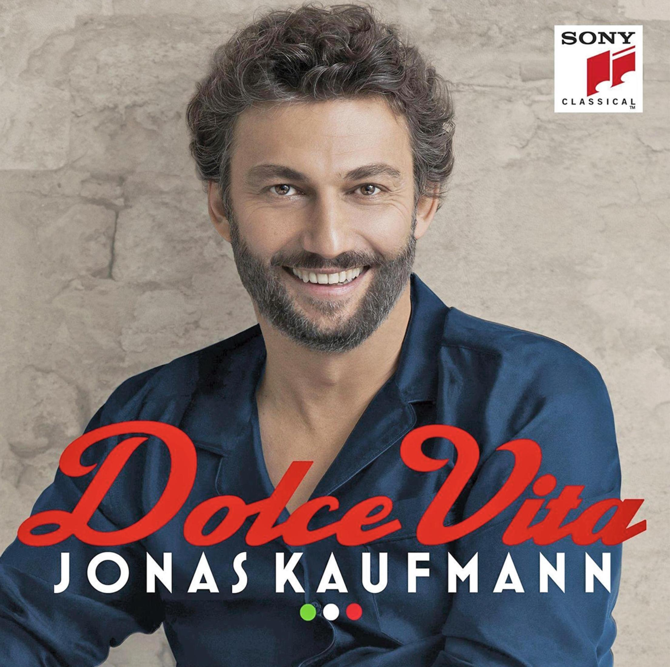 Albumcover von Jonas Kaufmann. Er lächelt mit Bart. Der Titel „Dolce Vita“ und das Sony Classical Logo sind sichtbar.