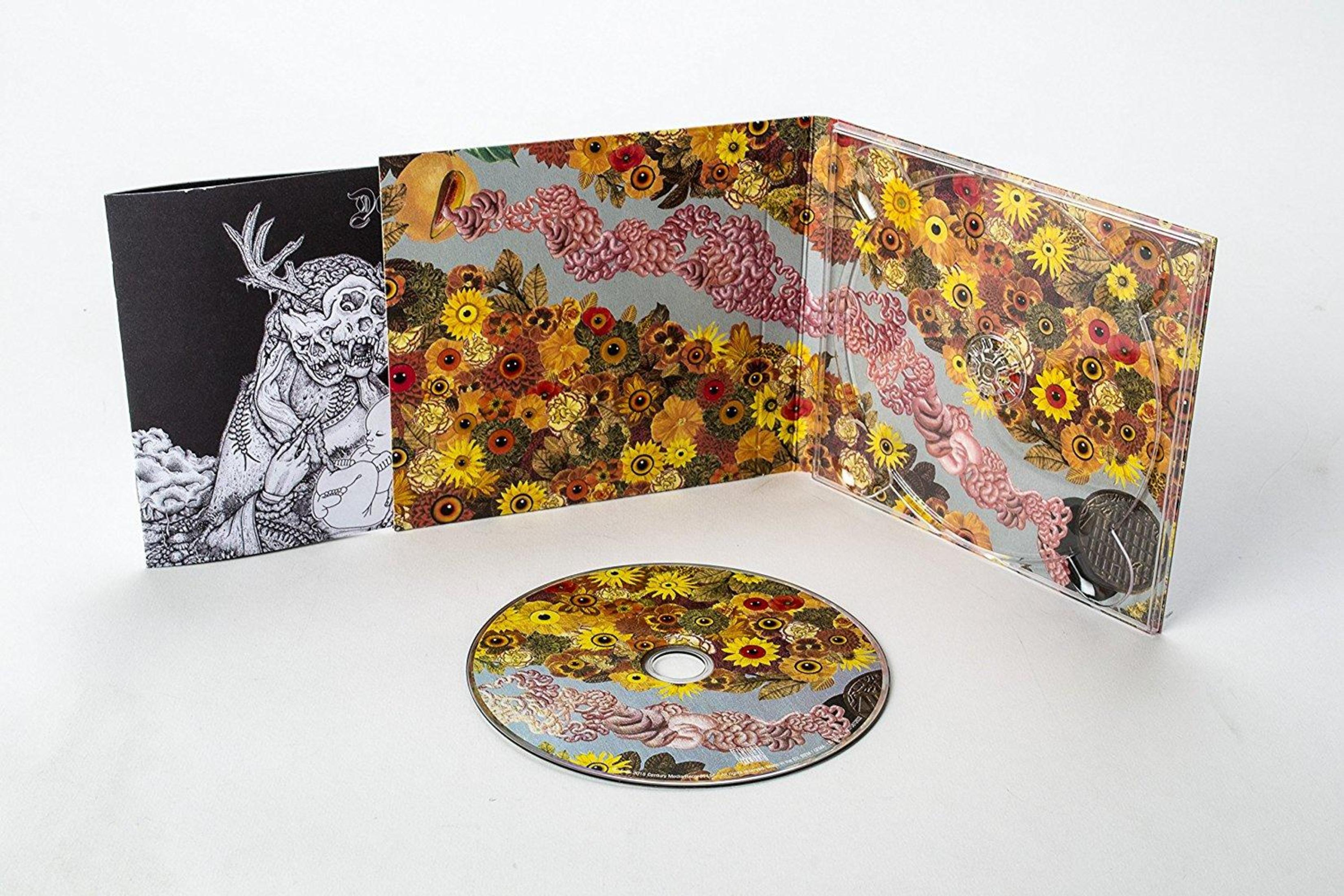 Geöffnete CD-Hülle, CD davor. Kunstwerk mit Blumen- und Schädelmotiven. Schwarz-Weiß-Illustration auf der linken Seite.