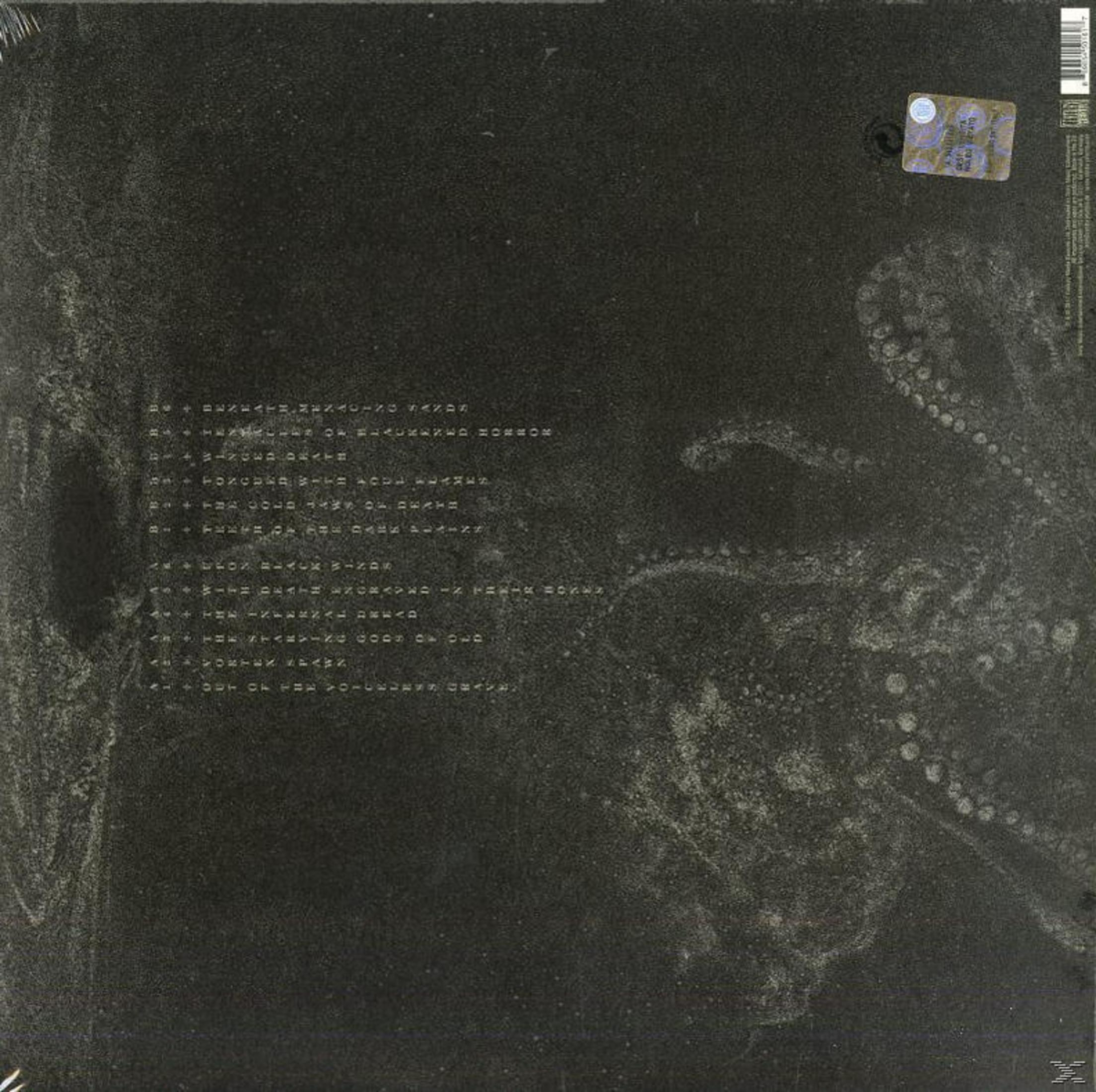 Dunkles Albumcover mit geätztem Text und Grafik. Ein holografischer Aufkleber befindet sich oben rechts.