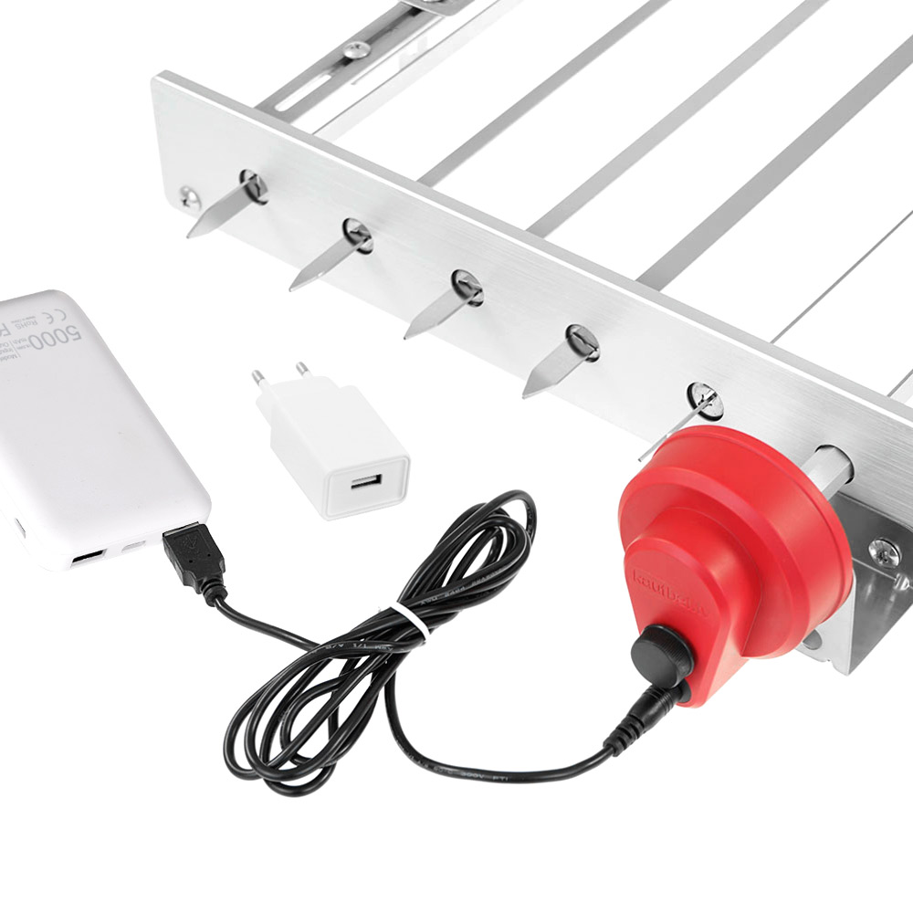 Ein Metallgrill mit Spießen, ein roter Motor, eine weiße Powerbank und ein Ladegerät. Alles mit schwarzen Kabeln verbunden.