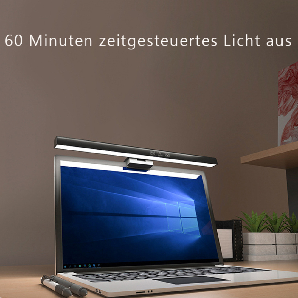 Laptop mit Bildschirmlicht. Zwei Stifte davor. Pflanzen und ein Regal im Hintergrund.