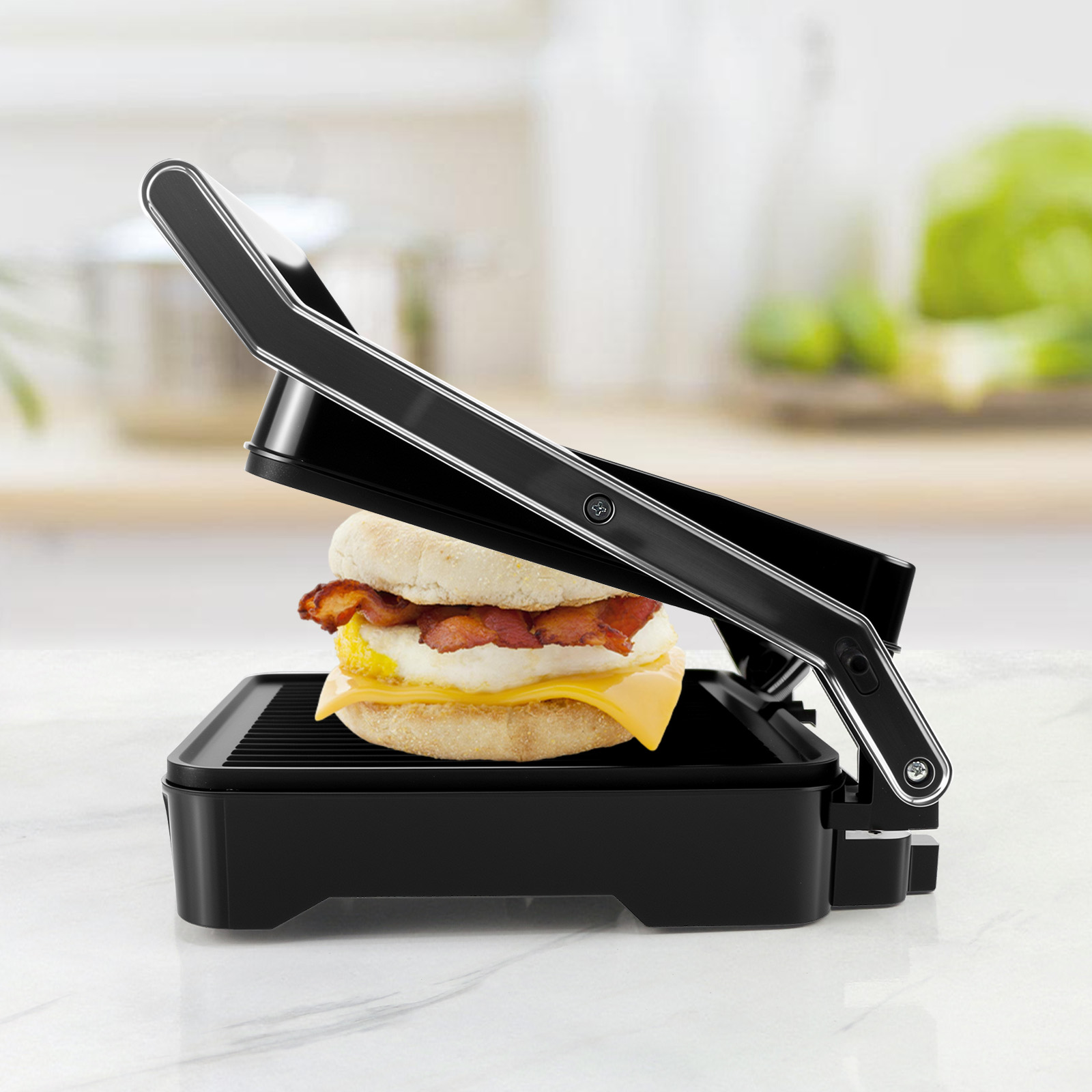 Ein Sandwich-Toaster mit einem Frühstücks-Sandwich. Das Sandwich hat Ei, Speck und Käse. Die Presse ist schwarz.