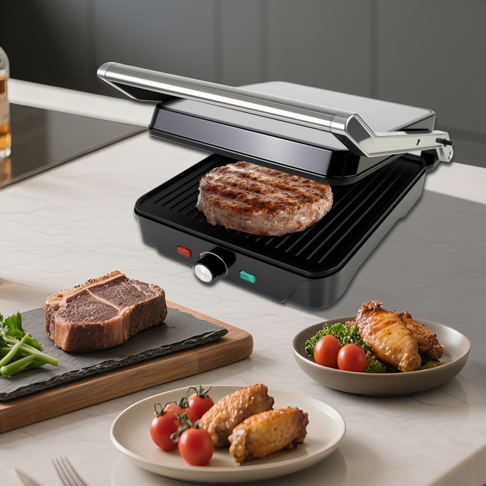 Grill mit Burger, Steak und Hähnchenflügeln. Andere Teller haben Tomaten, Petersilie. Küchenarbeitsplatten-Umgebung.