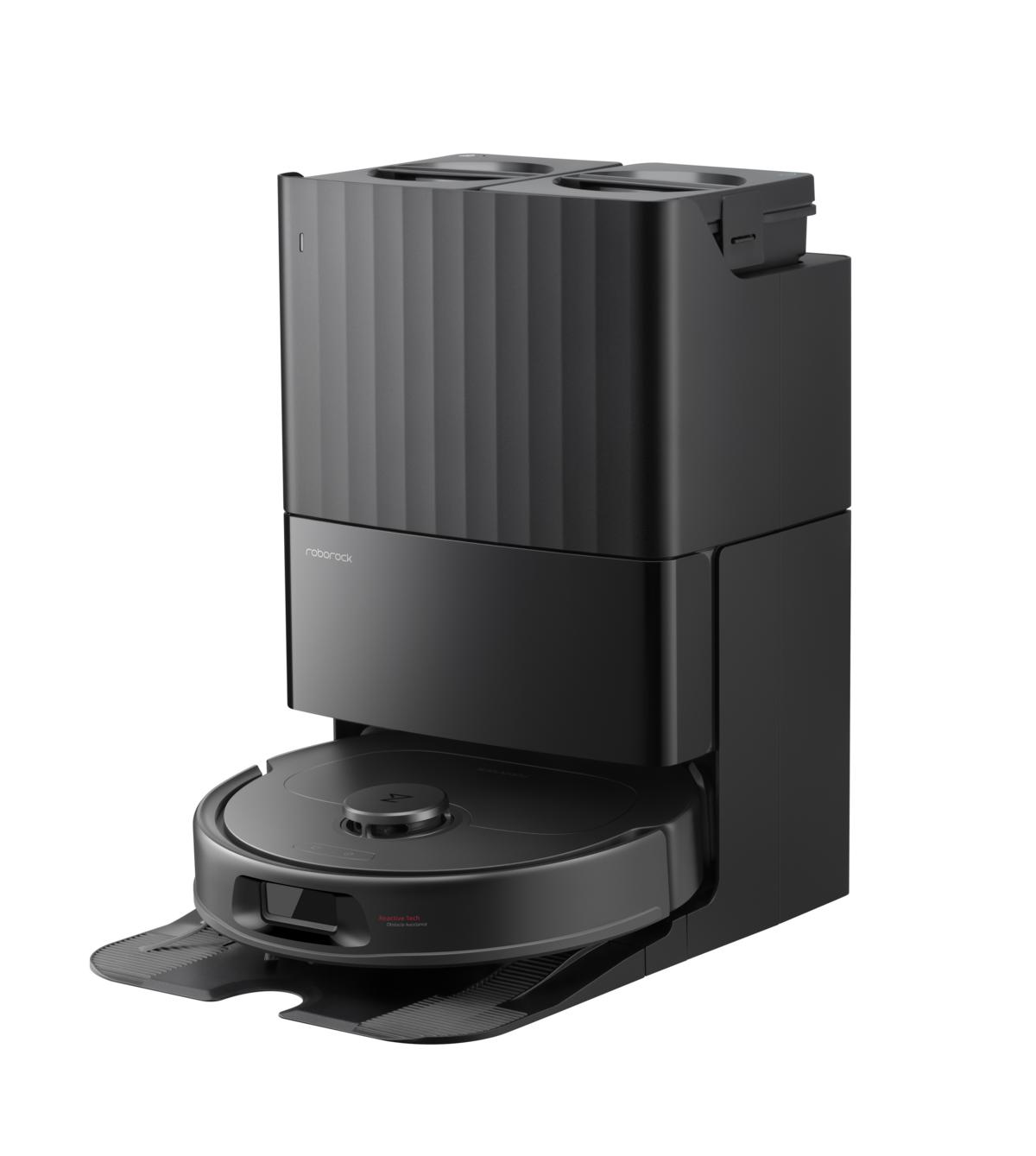 Czarny robot sprzątający Roborock i stacja bazowa. Stacja ma pionową konstrukcję z żebrowanymi bokami. Odkurzacz jest z przodu.
