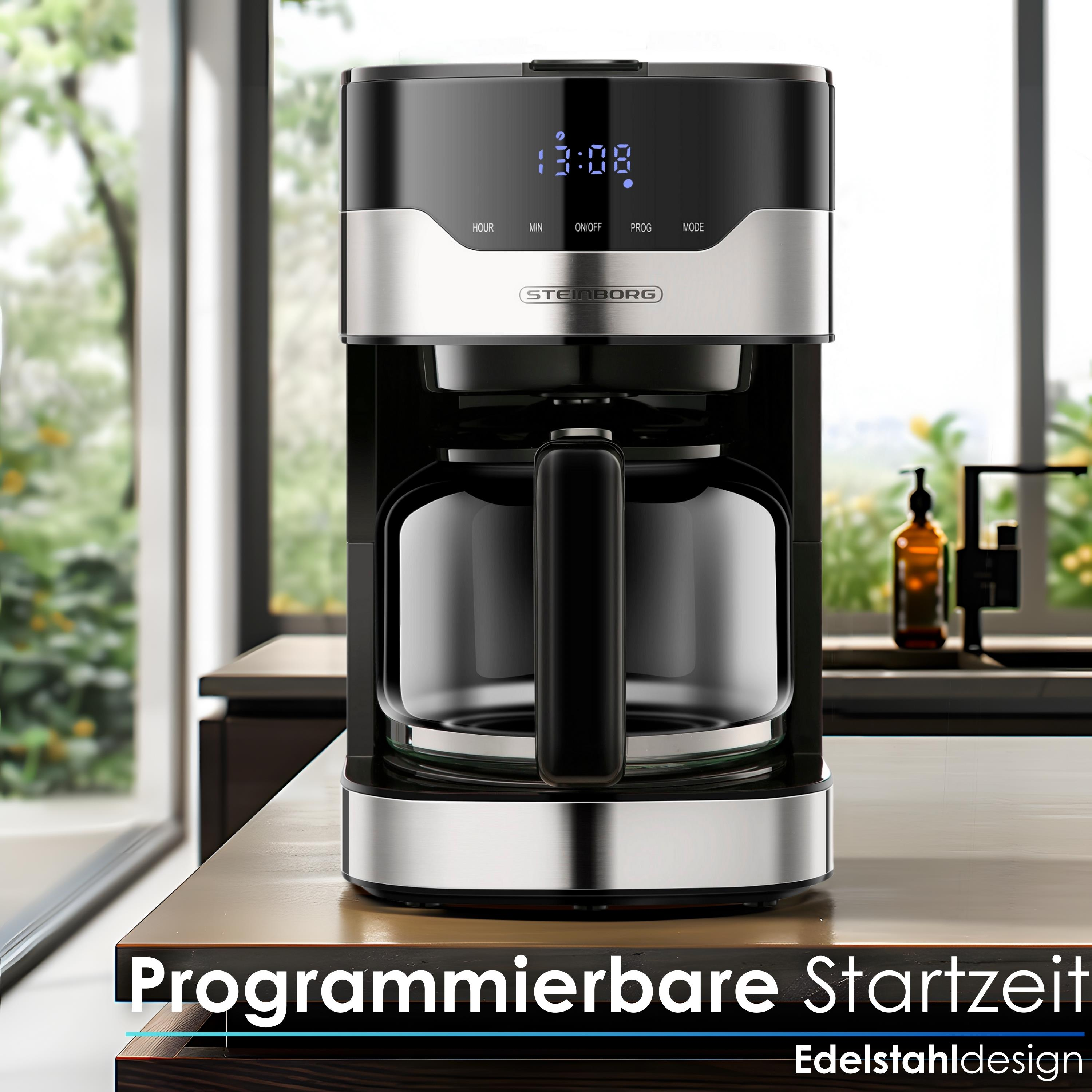 Eine Edelstahl- und schwarze Kaffeemaschine mit Digitalanzeige 13:08, steht auf einer Holzoberfläche.