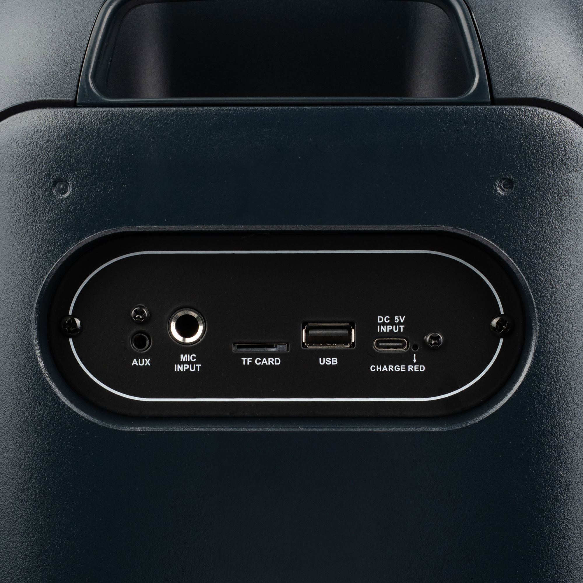 Dunkelblaues Lautsprecherdetail. Zu den Merkmalen gehören AUX-, Mikrofoneingangs-, TF-Karten-, USB- und DC-5V-Eingangsanschlüsse.