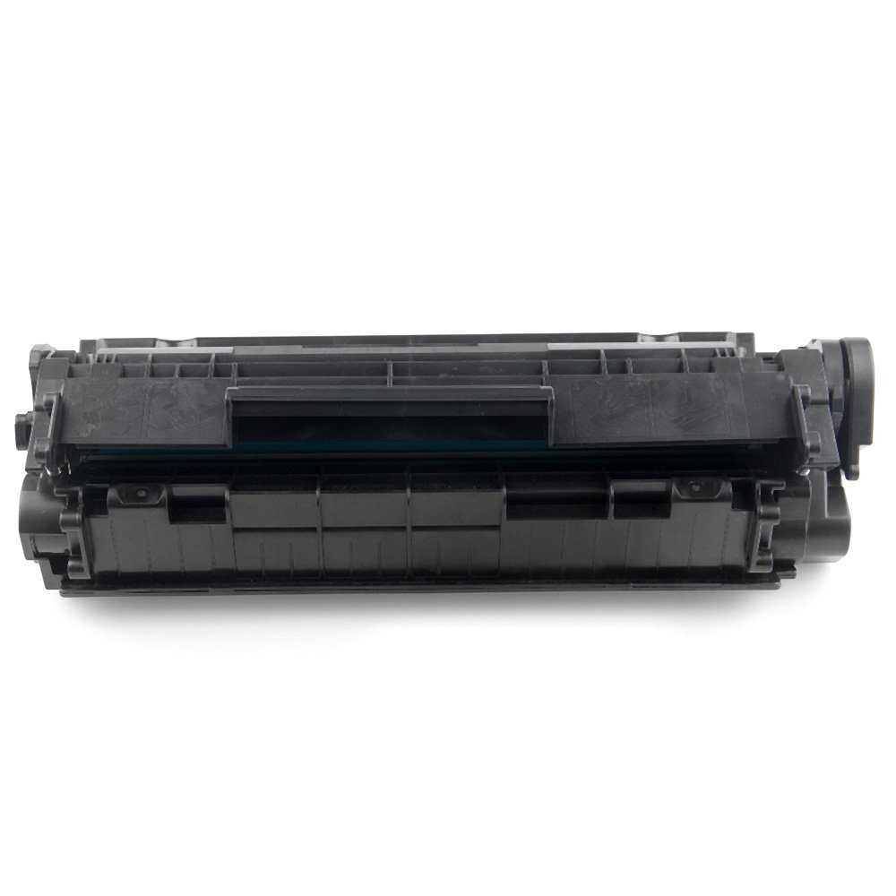 Czarny wkład z tonerem do drukarki na białym tle. Wkład jest prostokątny z różnymi grzbietami i detalami.