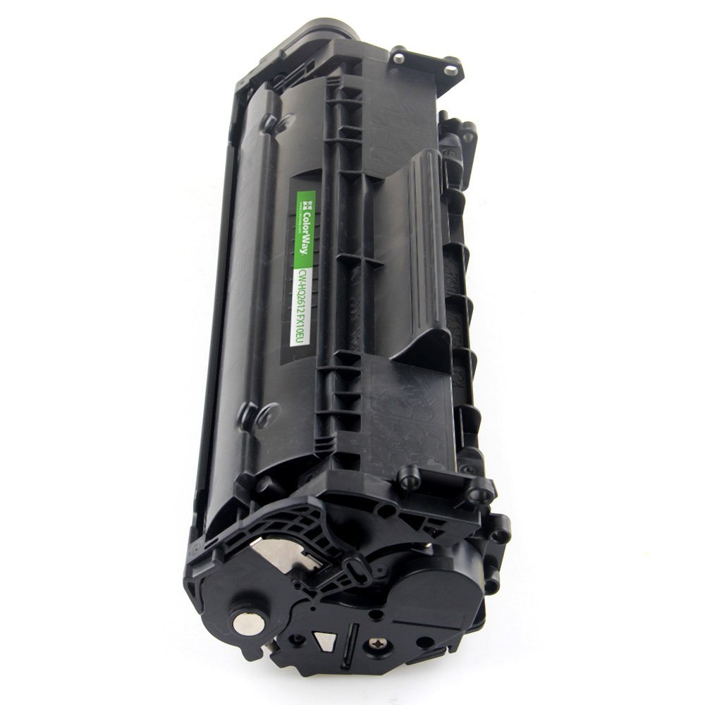 Czarny wkład z tonerem do drukarki na białym tle. Ma zieloną naklejkę z białym tekstem. Widoczna jest również etykieta.