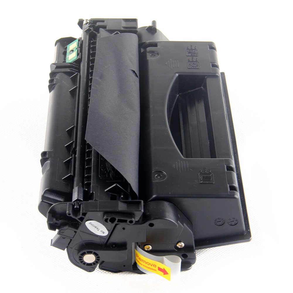 Czarny wkład z tonerem do drukarki z folią ochronną, żółtą naklejką 'usuń' i białym tłem.